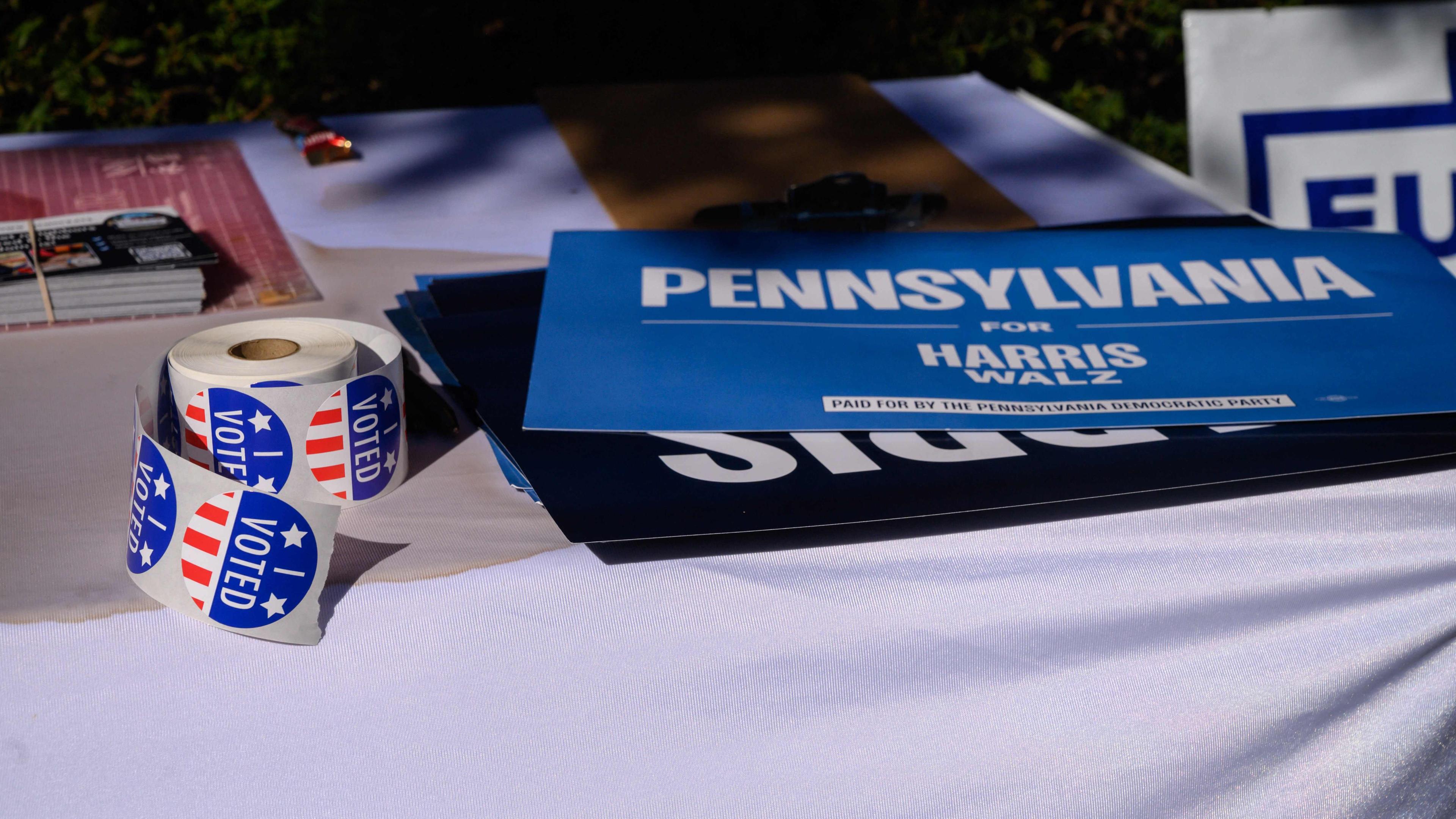 "I Voted"-Sticker und Poster liegen vor einem Regierungsgebäude in Pennsylvania.