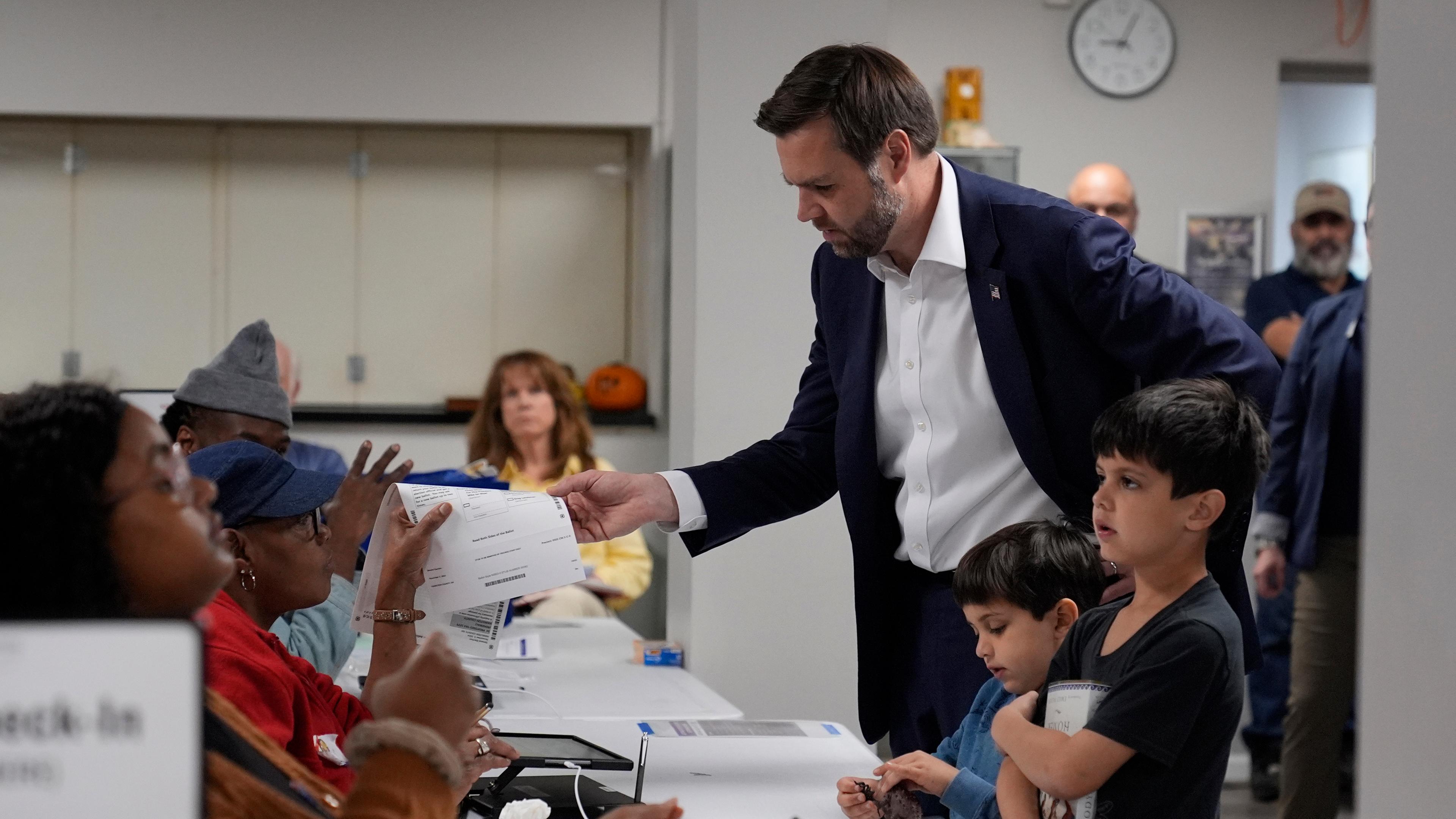 USA, Cincinnati: Der republikanische US-Vizepräsidentschaftskandidat JD Vance und seine Kinder kommen am Wahltag zur Wahl in der maronitischen katholischen Kirche St. Anthony of Padua.