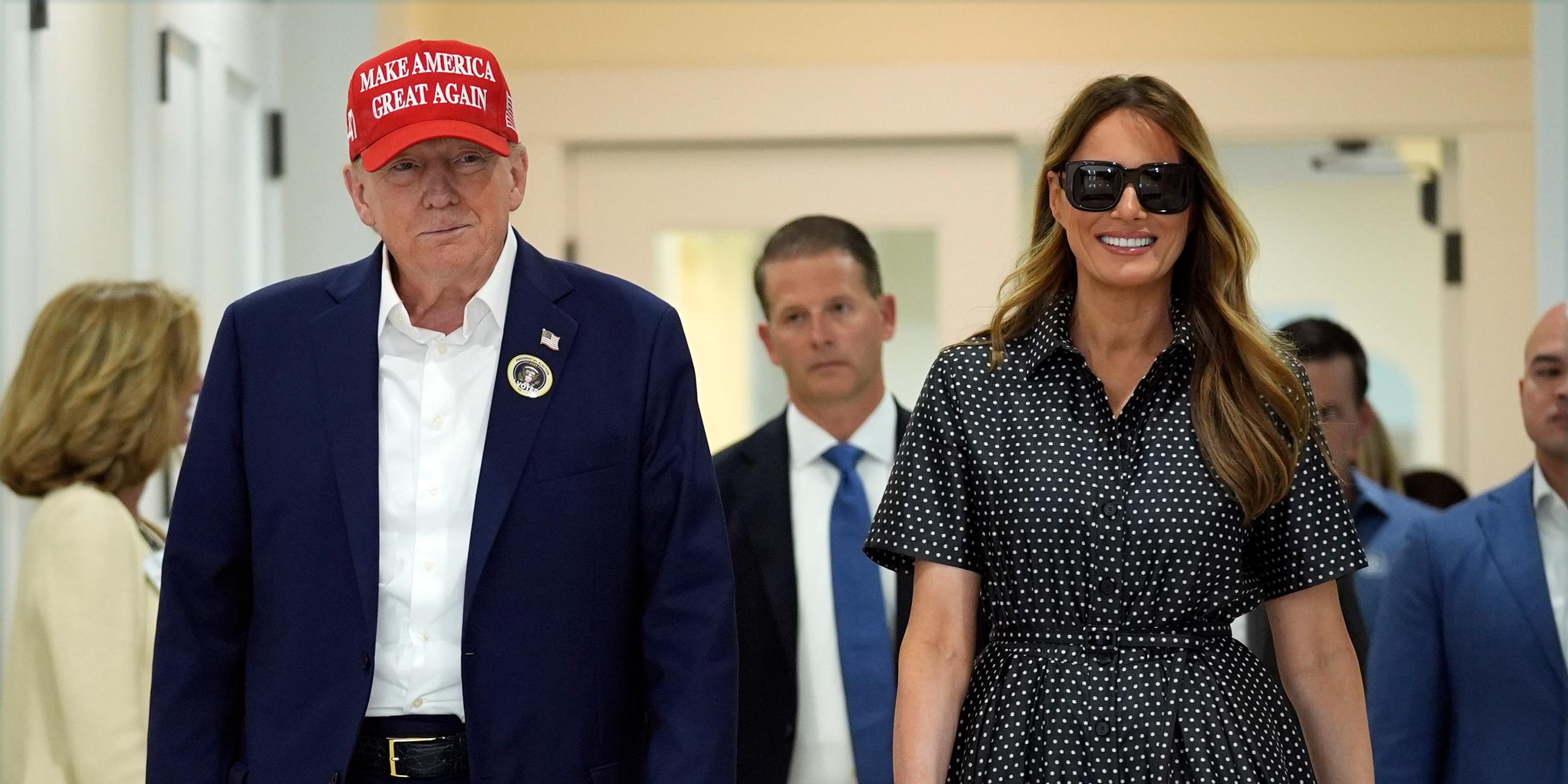 USA, Palm Beach: Der republikanische Präsidentschaftskandidat und ehemalige US-Präsident Donald Trump und seine Frau Melania Trump nach der Stimmabgabe im Morton and Barbara Mandel Recreation Center.