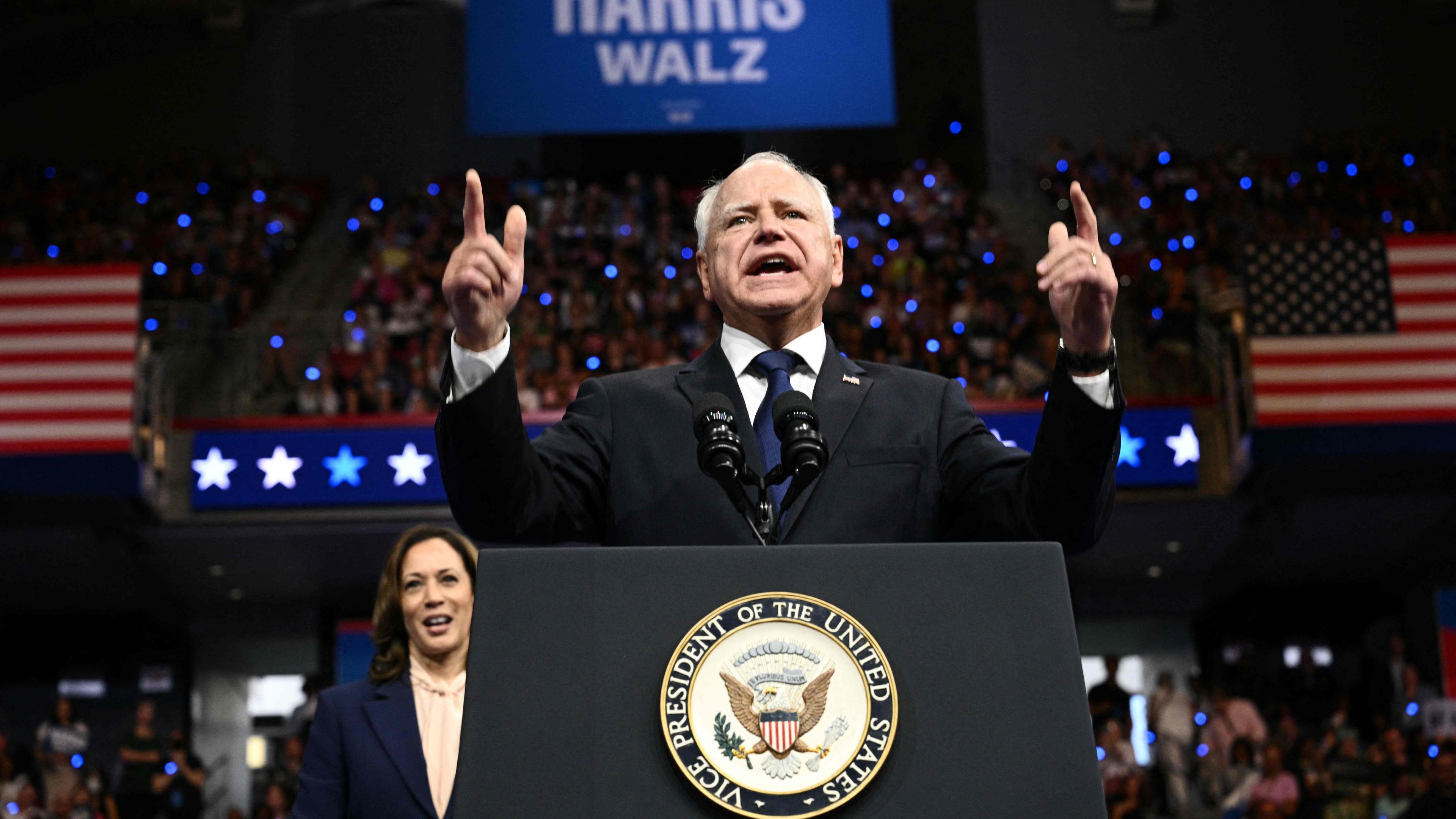 Der Vizepräsidentschaftskandidat der US-Demokraten Minnesota Gorvernor Tim Walz spricht, während die Vizepräsidentin und demokratische Präsidentschaftskandidatin 2024 Kamala Harris im Liacouras Center der Temple University in Philadelphia zuschaut