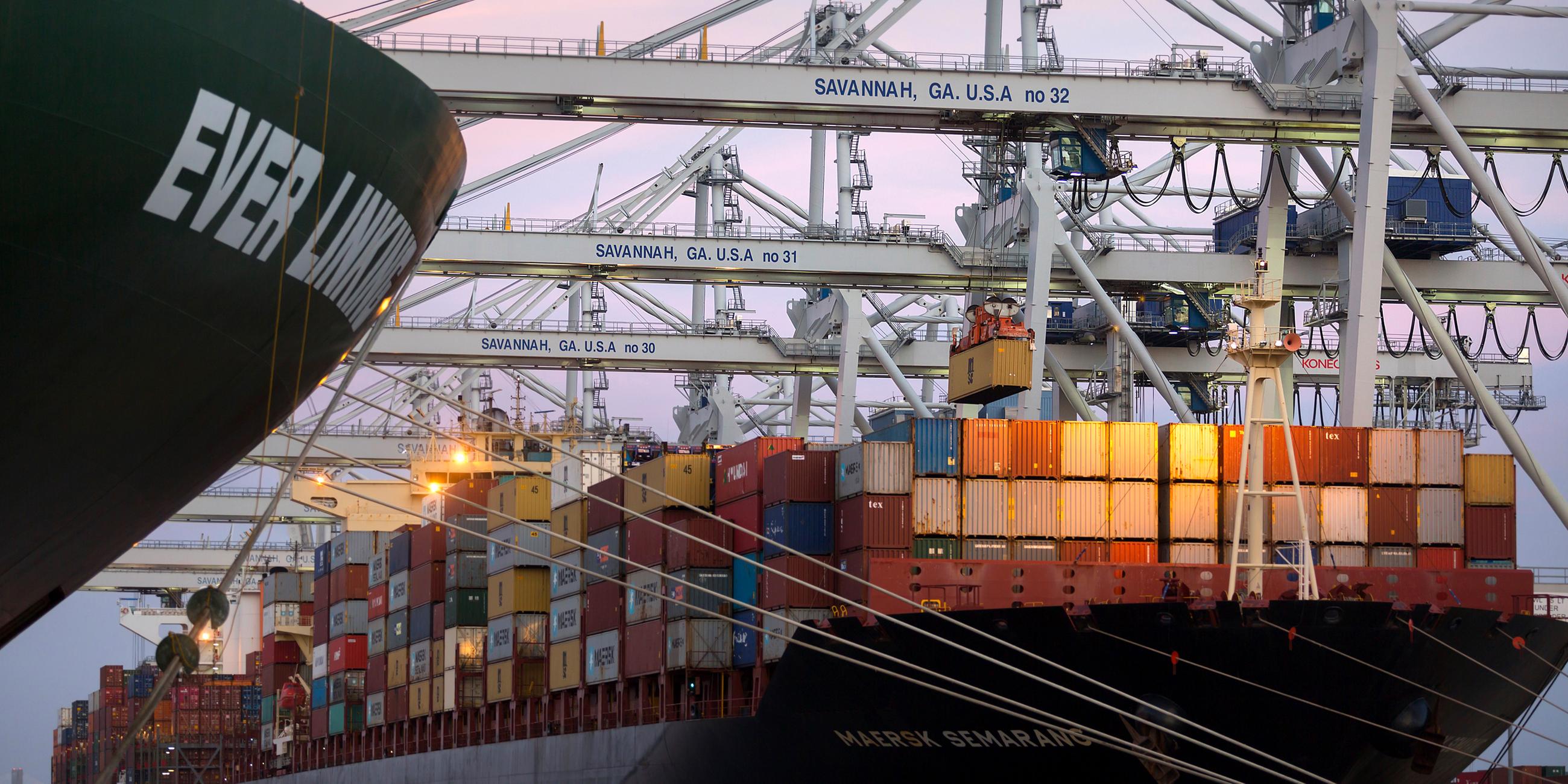 container werden im hafen von savannah auf ein schiff verladen. 