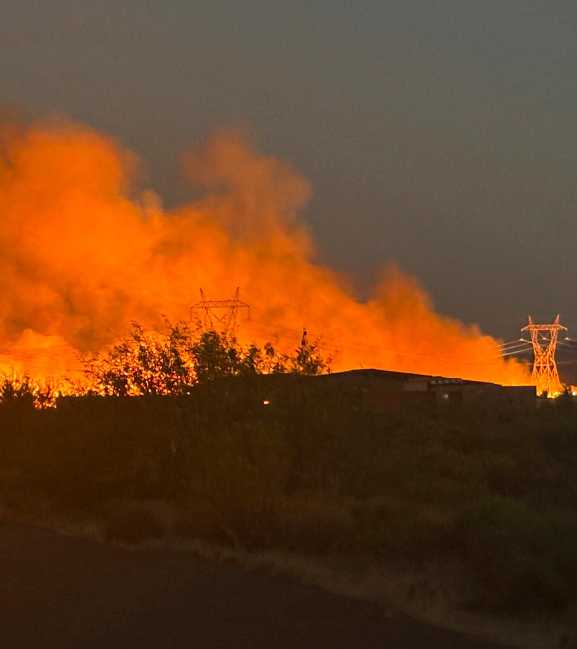 Dieses vom Arizona Department of Forestry and Fire Management veröffentlichte Foto zeigt Rauch, der vom Brand in Boulder View am Donnerstag, 27. Juni 2024, in der Nähe von Phoenix aufsteigt.