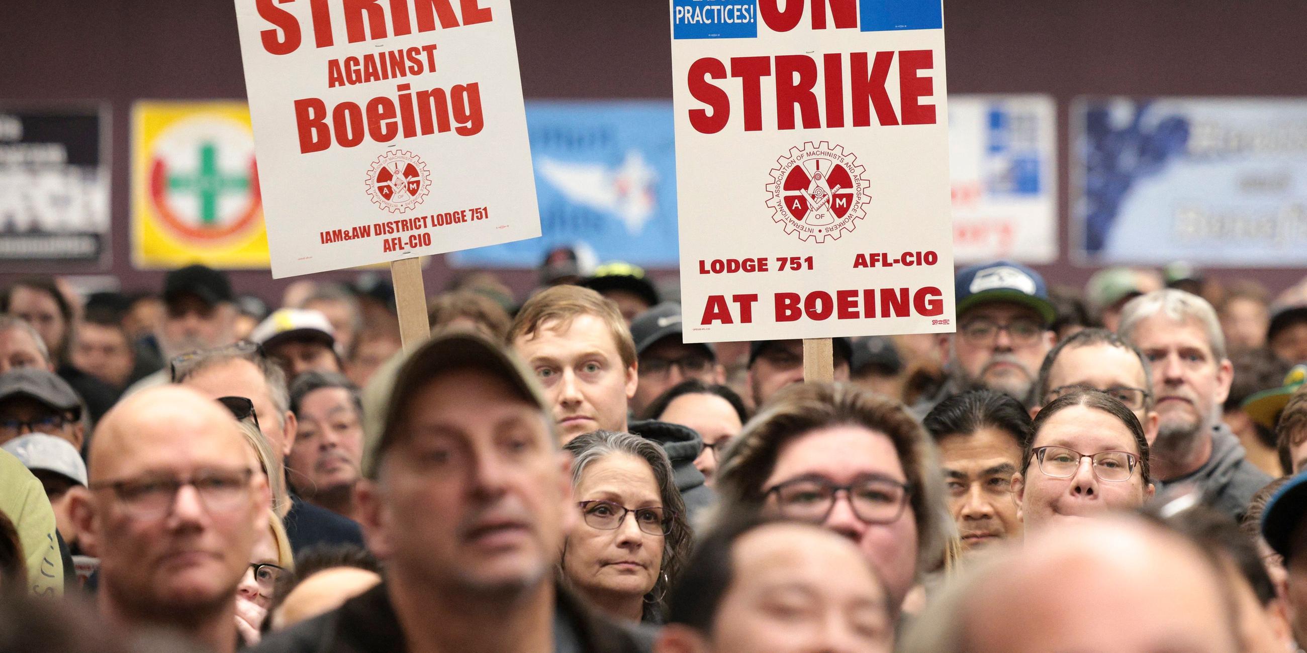 Mitglieder der Gewerkschaft IAM bestreiken den US-Flugzeugbauer Boeing