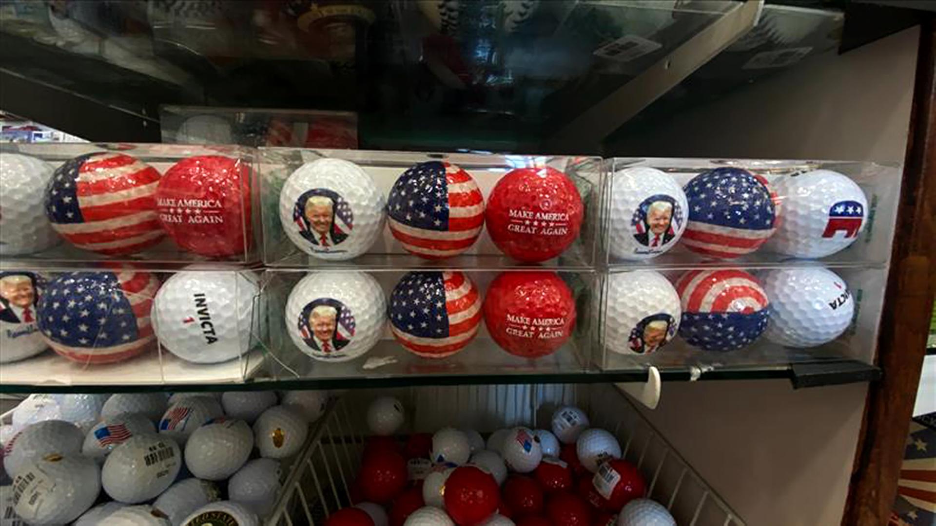 In mehreren Dreierpacks liegen Golfbälle da, die sowohl das Gesicht von Donald Trump, als auch die USA-Flagge und seinen Wahlslogan "Make America Great Again" tragen.