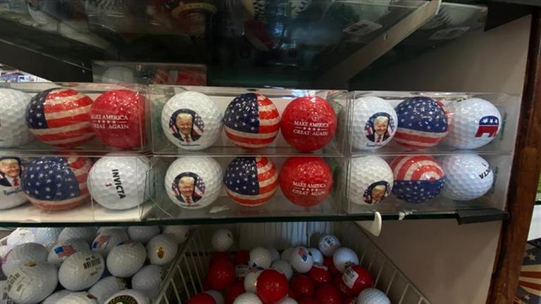 In mehreren Dreierpacks liegen Golfbälle da, die sowohl das Gesicht von Donald Trump, als auch die USA-Flagge und seinen Wahlslogan "Make America Great Again" tragen.