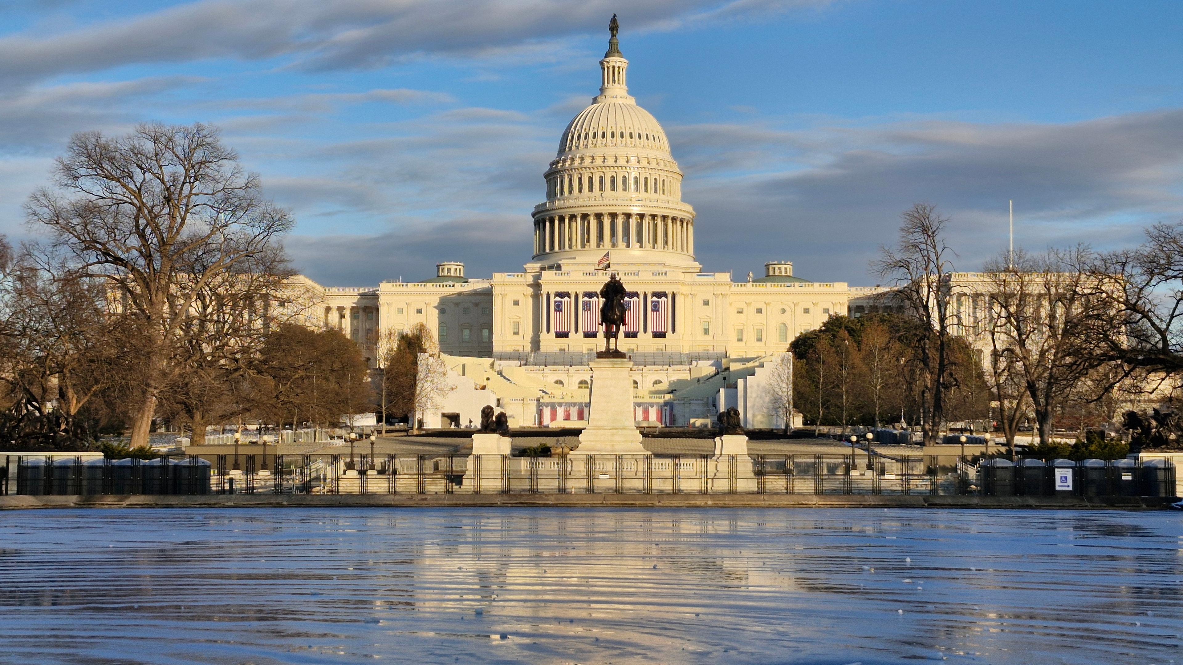 USA, Washington: Eine gefrorene Wasserfläche vor dem Kapitol in Washington.