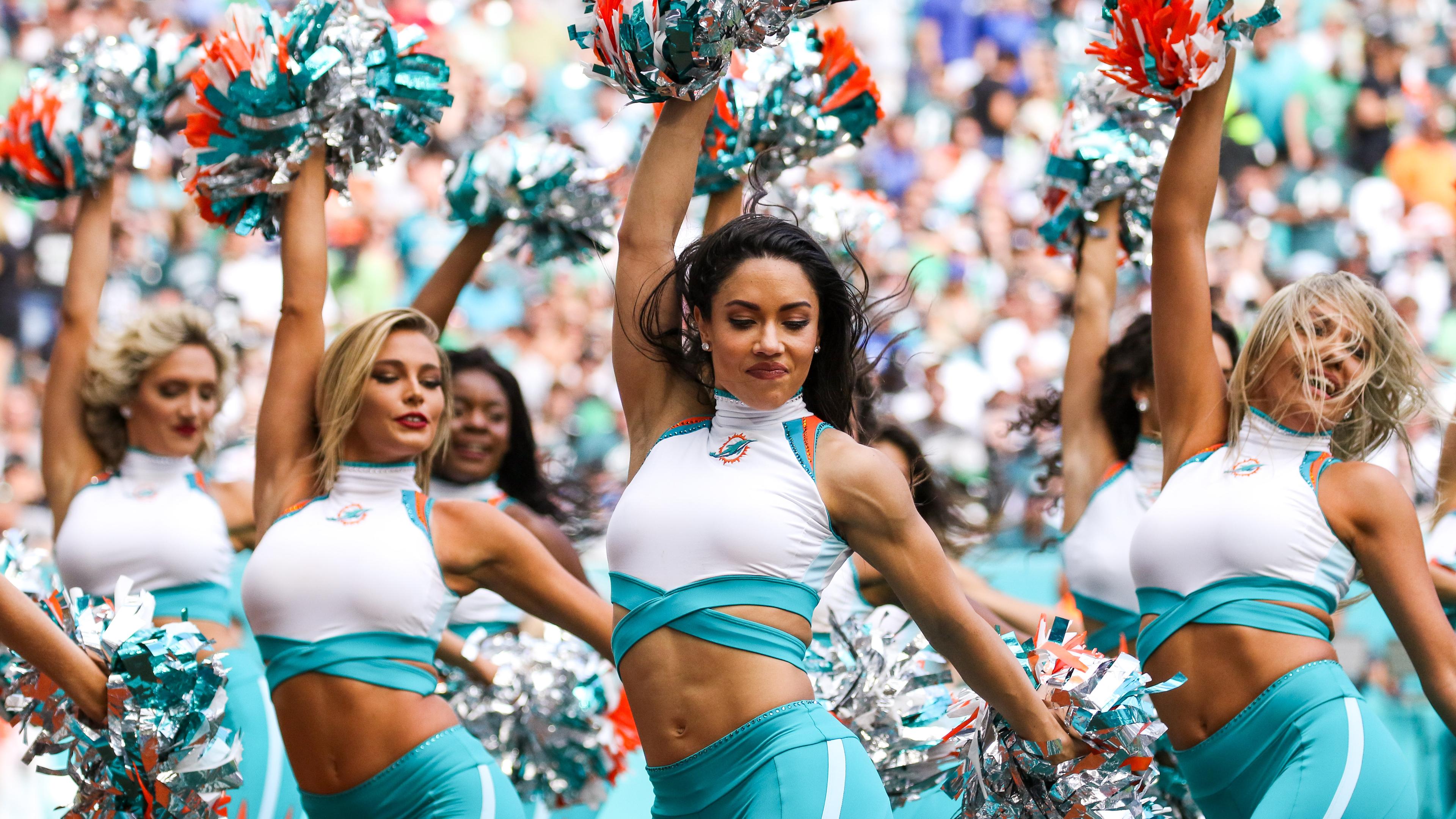 Die Miami Dolphins Cheerleader in Aktion bei einem NFL American Footbalspiel.