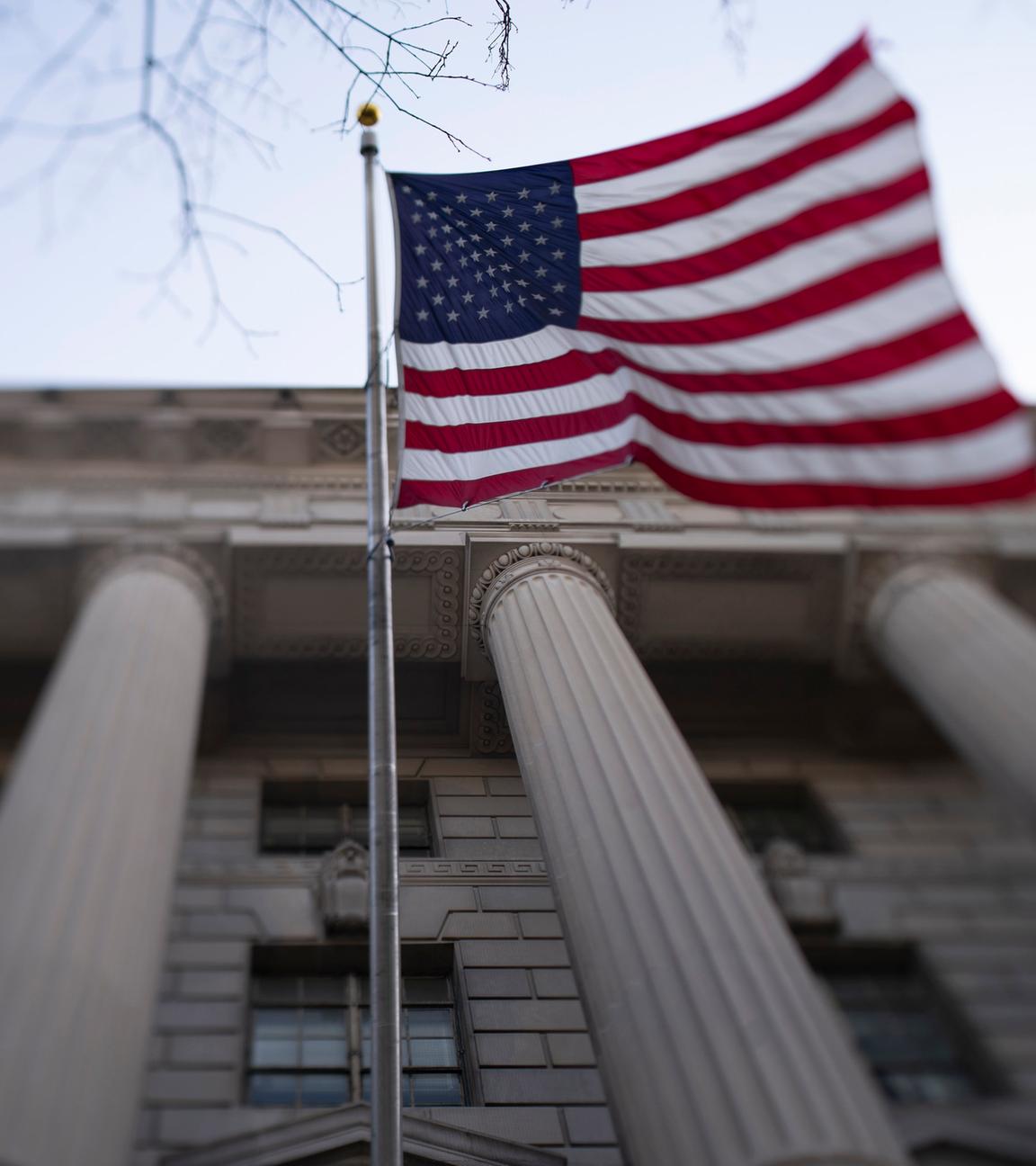 Die amerikanische Flagge vor dem weißen Haus in Washington D.C.