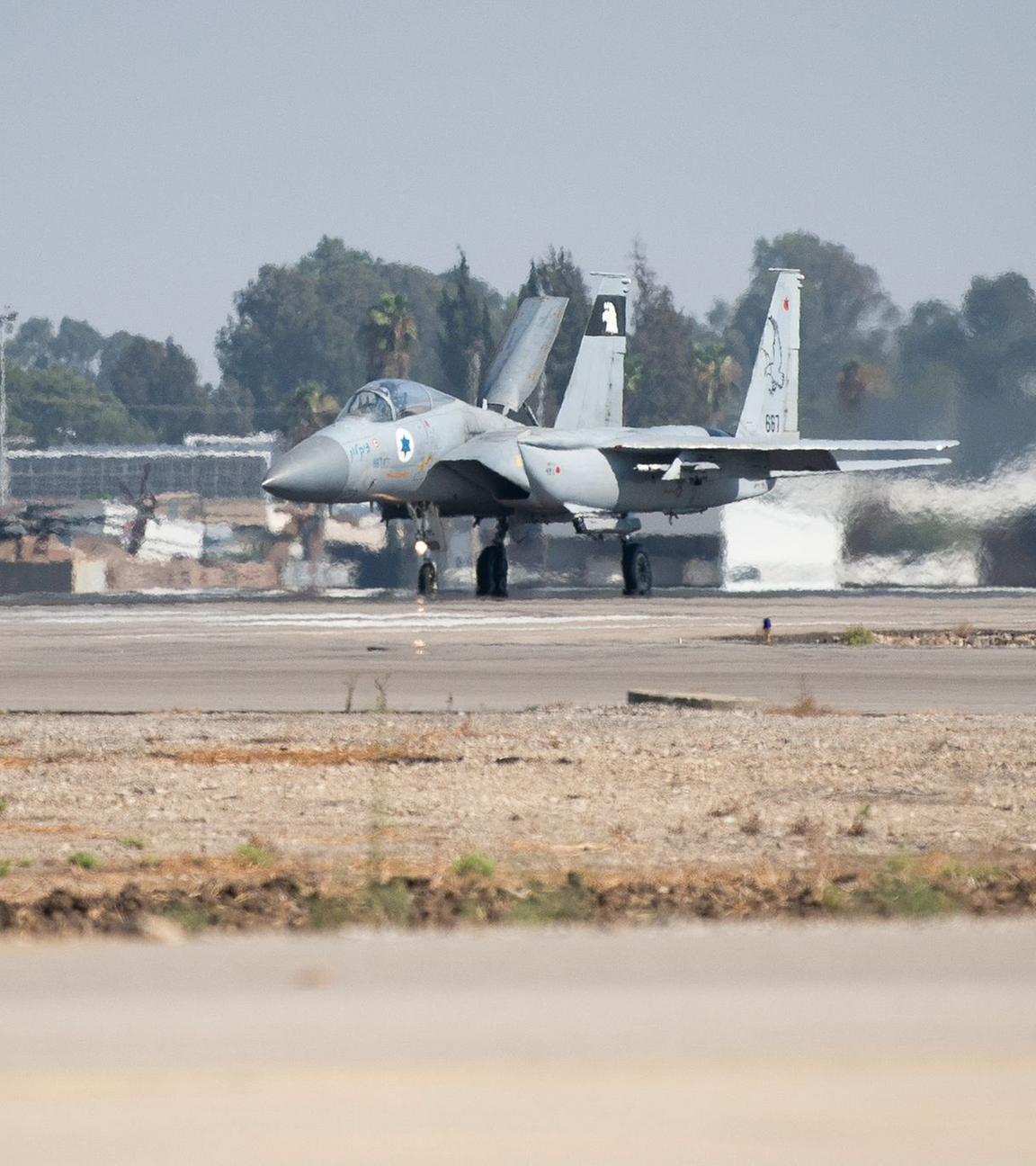 Ein F15-Kampfjet der israelischen Luftwaffe bereitet sich auf den Start zu einem Einsatz im Jemen vor.