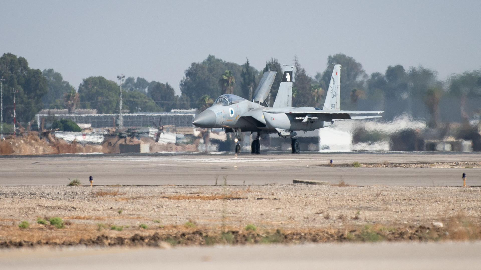 Ein F15-Kampfjet der israelischen Luftwaffe bereitet sich auf den Start zu einem Einsatz im Jemen vor.