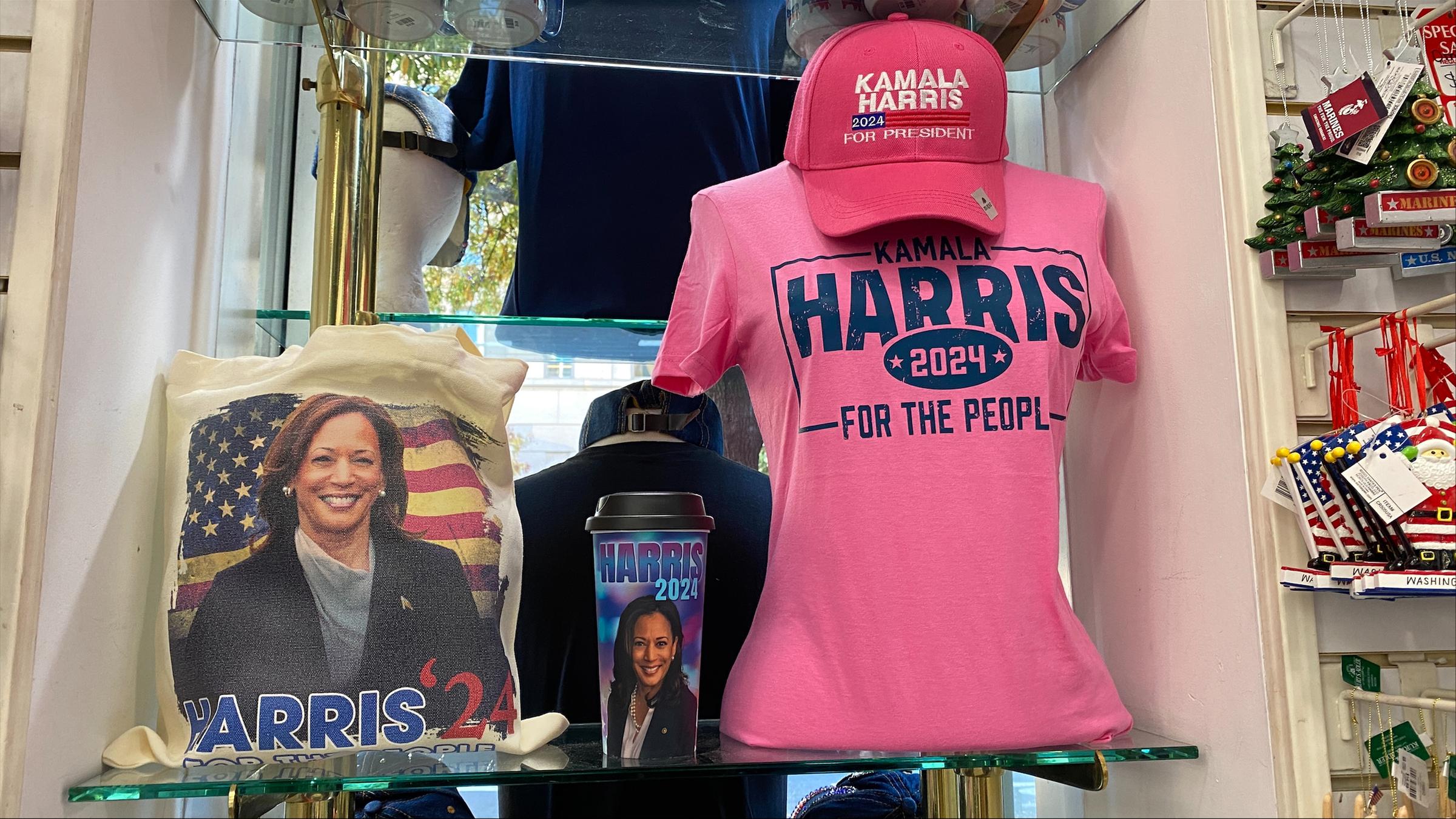 In einem Laden liegt verschiedener Merch von Kamala Harris.