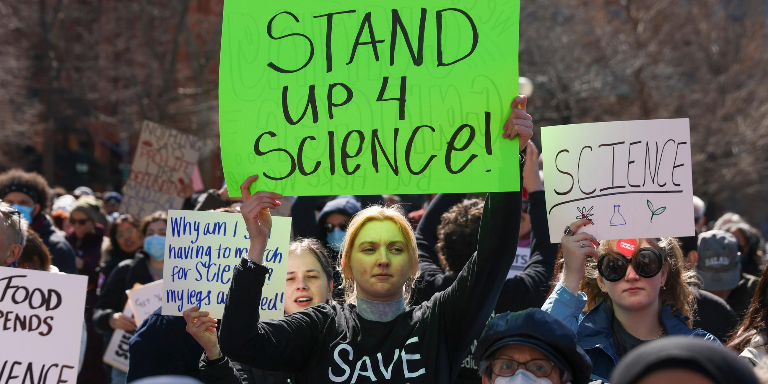 Eine Teilnehmerin des "Stand Up for Science"-Protest in New York hält ein Schild hoch.