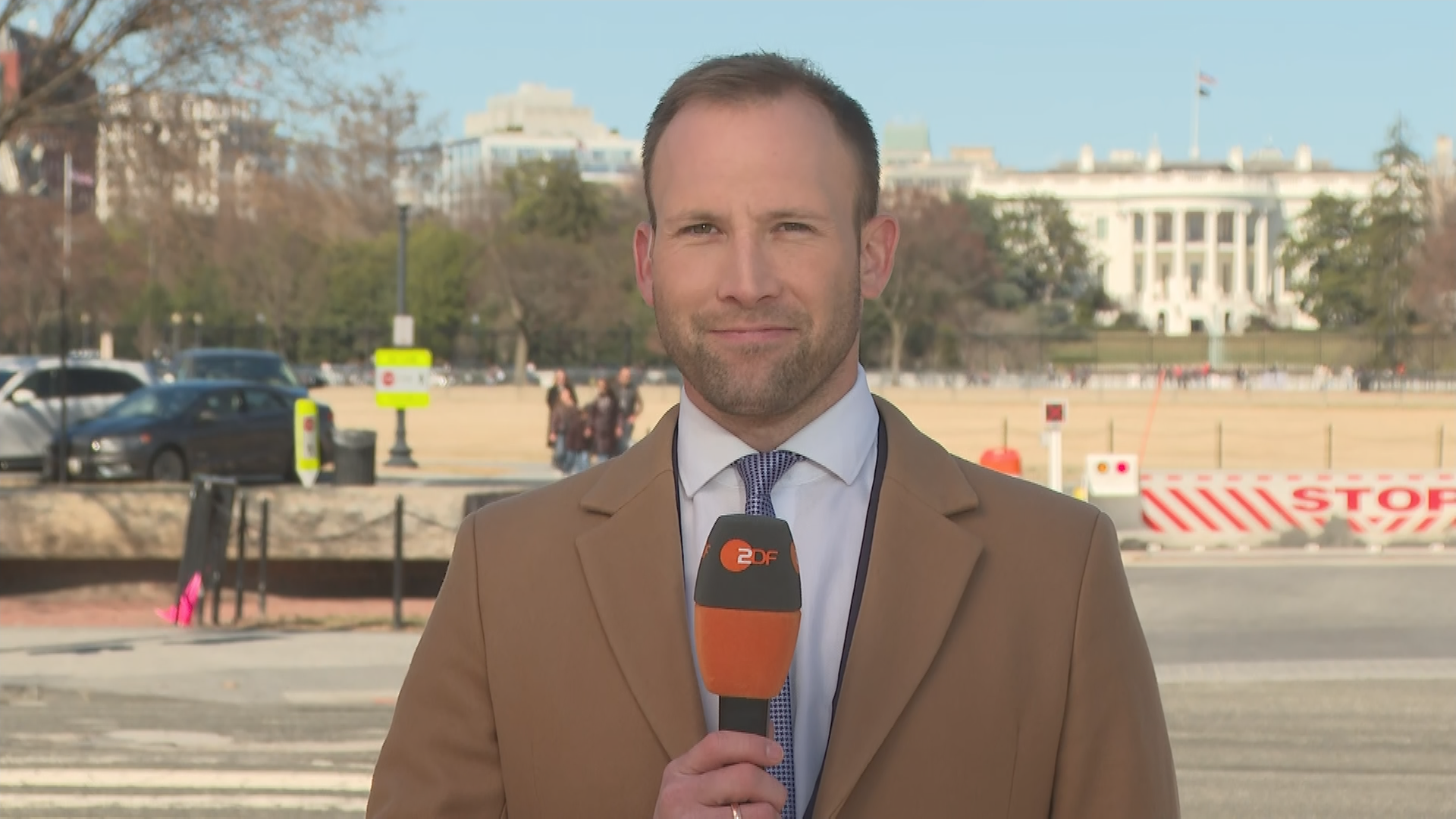 ZDF-Korrespondent David Sauer zueschaltet, vor dem Weißen Haus