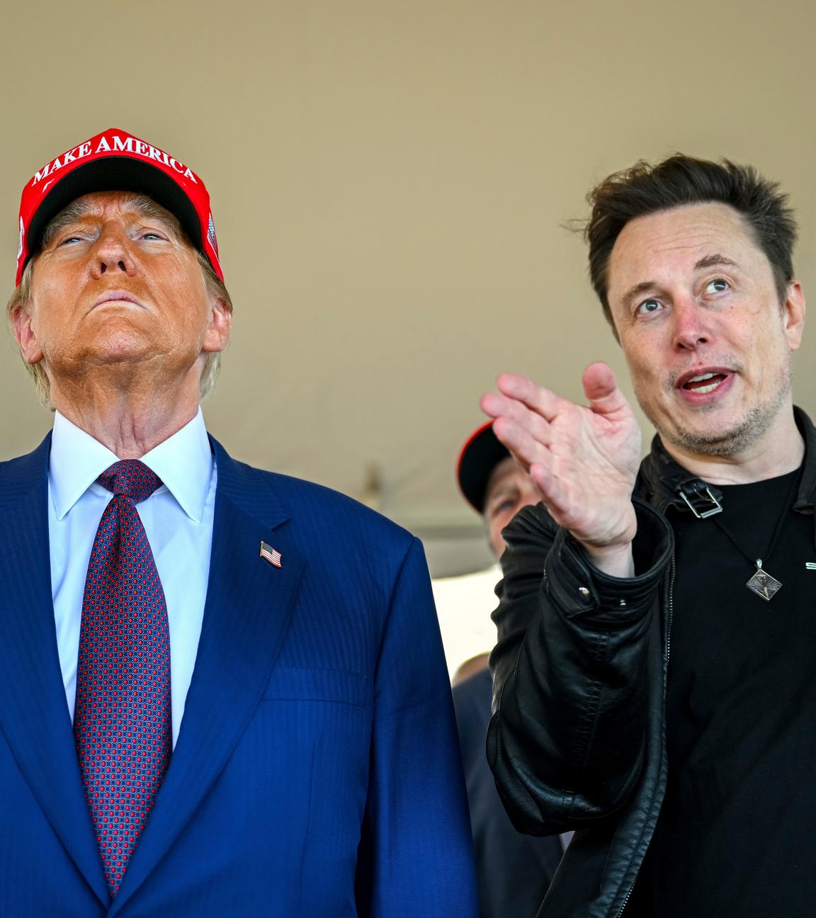 Der designierte US-Präsident Donald Trump hört Elon Musk zu, als er ankommt, um zu sehen, wie die Mega-Rakete Starship von SpaceX zu einem Testflug von der Starbase in Boca Chica, Texas, abhebt.