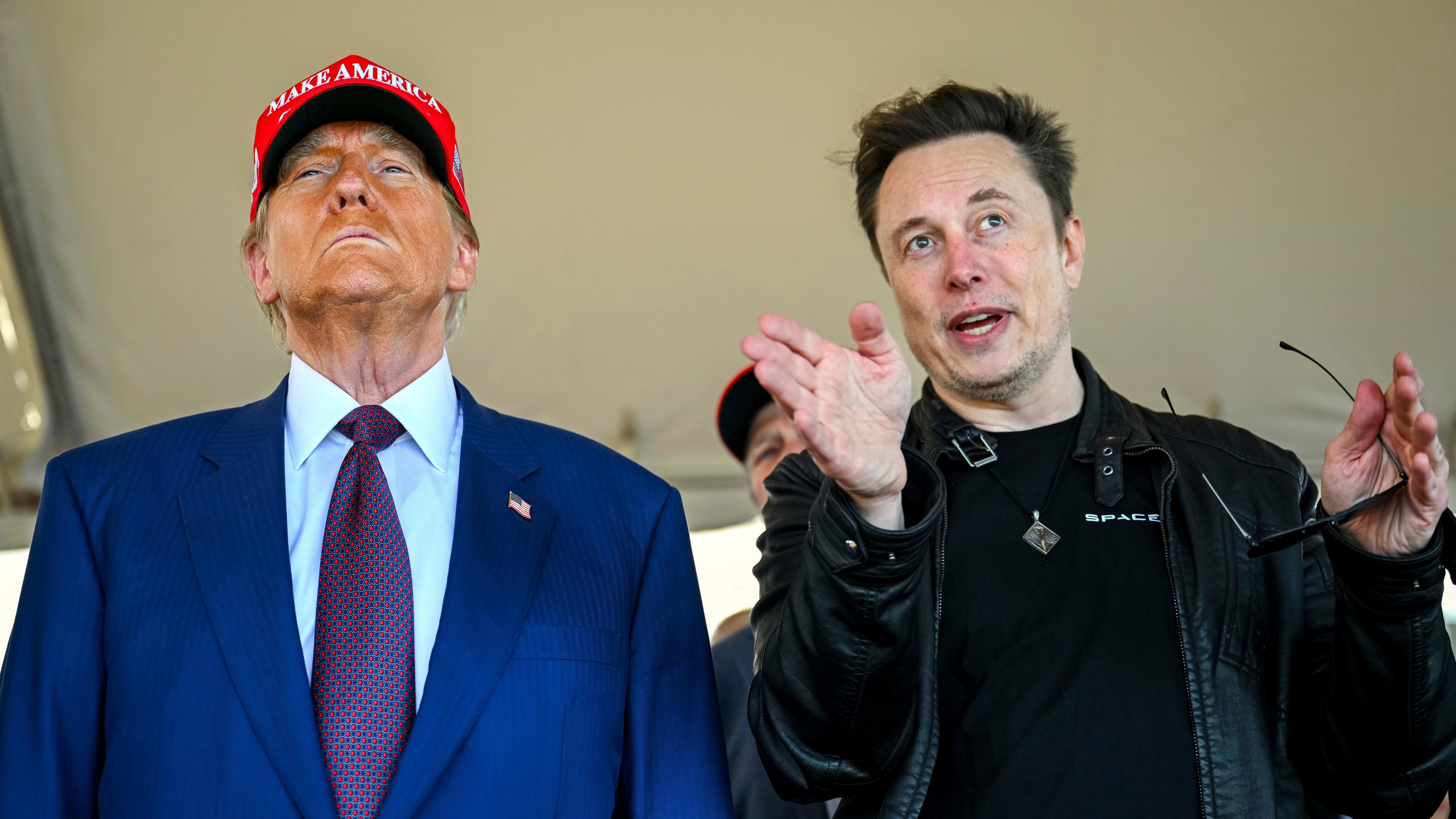 Der designierte US-Präsident Donald Trump hört Elon Musk zu, als er ankommt, um zu sehen, wie die Mega-Rakete Starship von SpaceX zu einem Testflug von der Starbase in Boca Chica, Texas, abhebt.