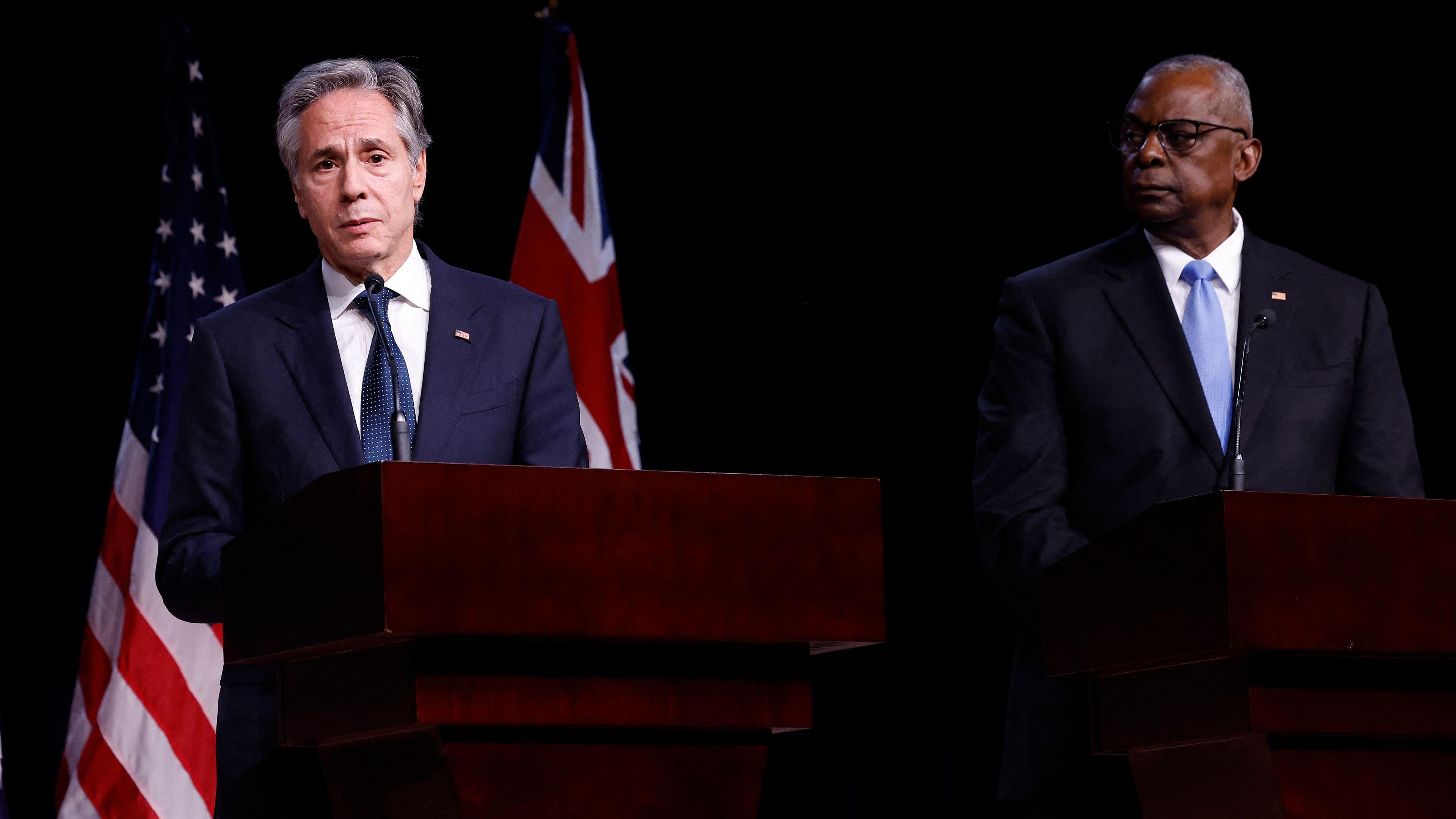 US-Außenminister Antony Blinken (l.) und Verteidigungsminister Lloyd Austin halten während des Treffens zwischen Australien und den USA eine gemeinsame Pressekonferenz ab. Ministerielle Konsultationen (AUSMIN) an der U.S. Naval Academy am 6. August 2024 in Annapolis, Maryland