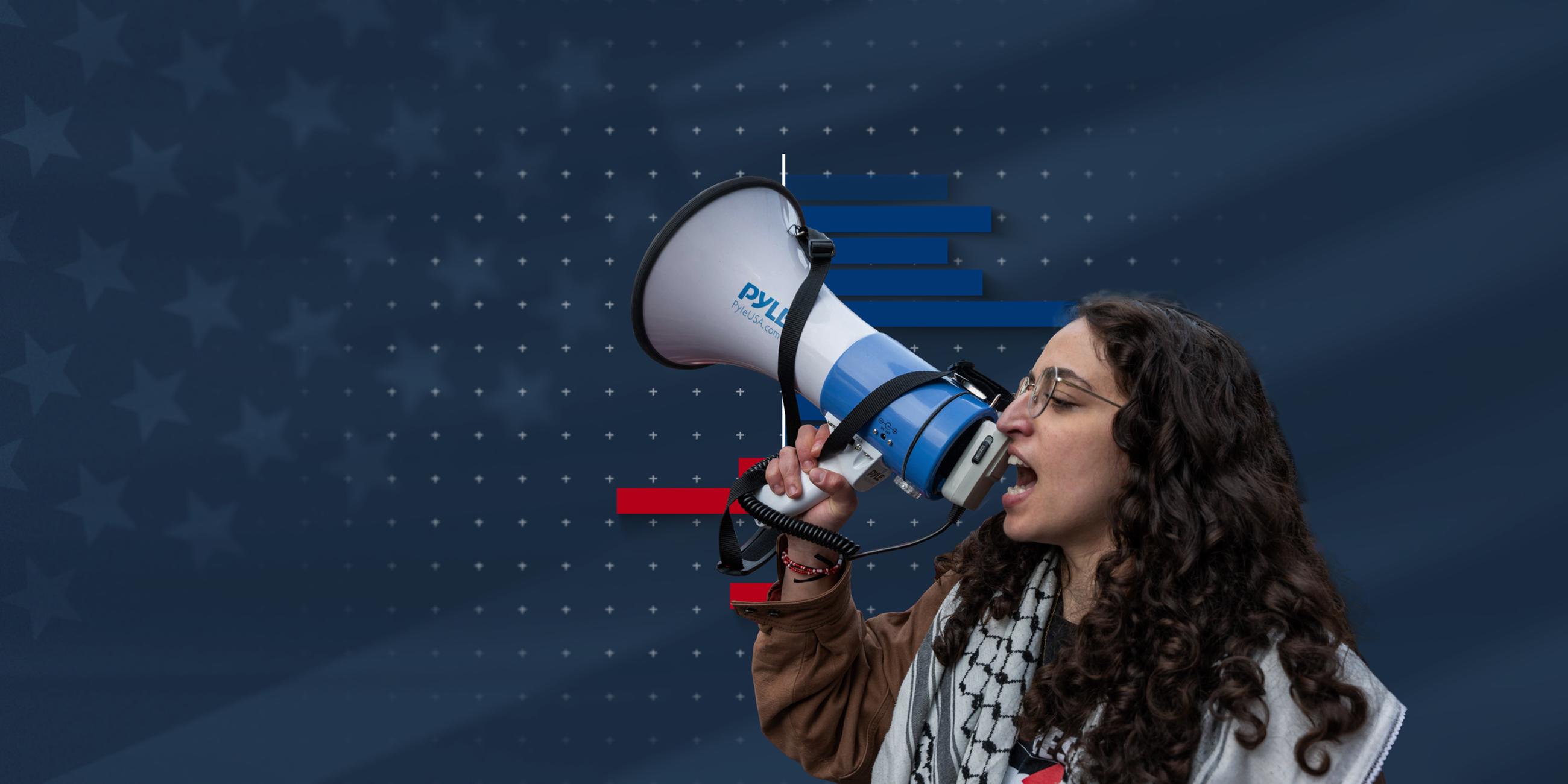 Eine junge Frau mit einem Megafon vor einer Grafik zur US-Wahl.