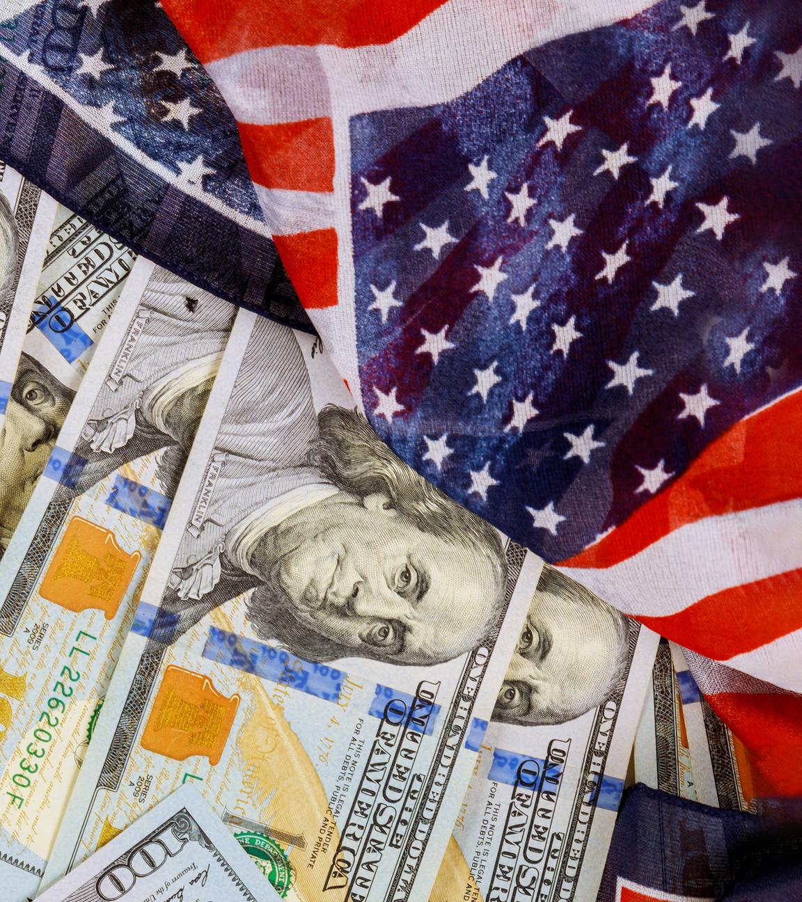 Amerikanische Banknoten vor einer US-Flagge