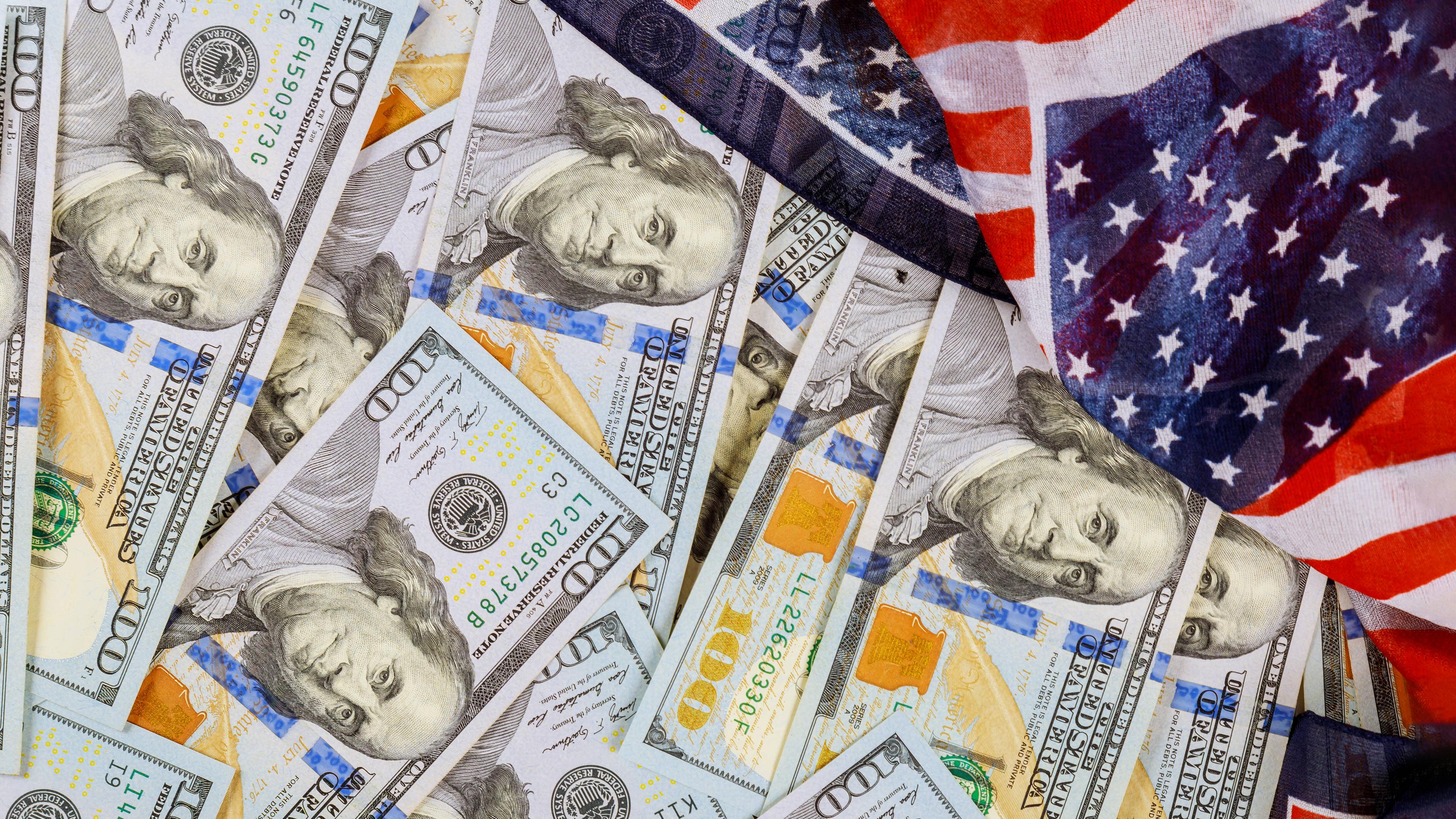 Amerikanische Banknoten vor einer US-Flagge