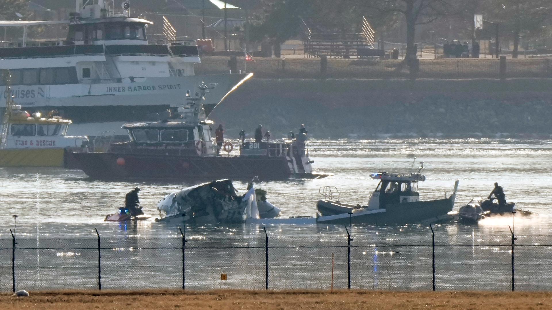 Such- und Rettungsmaßnahmen sind am frühen Donnerstagmorgen rund um ein Flugzeugwrack im Potomac River vom Ronald Reagan Washington National Airport aus zu sehen.