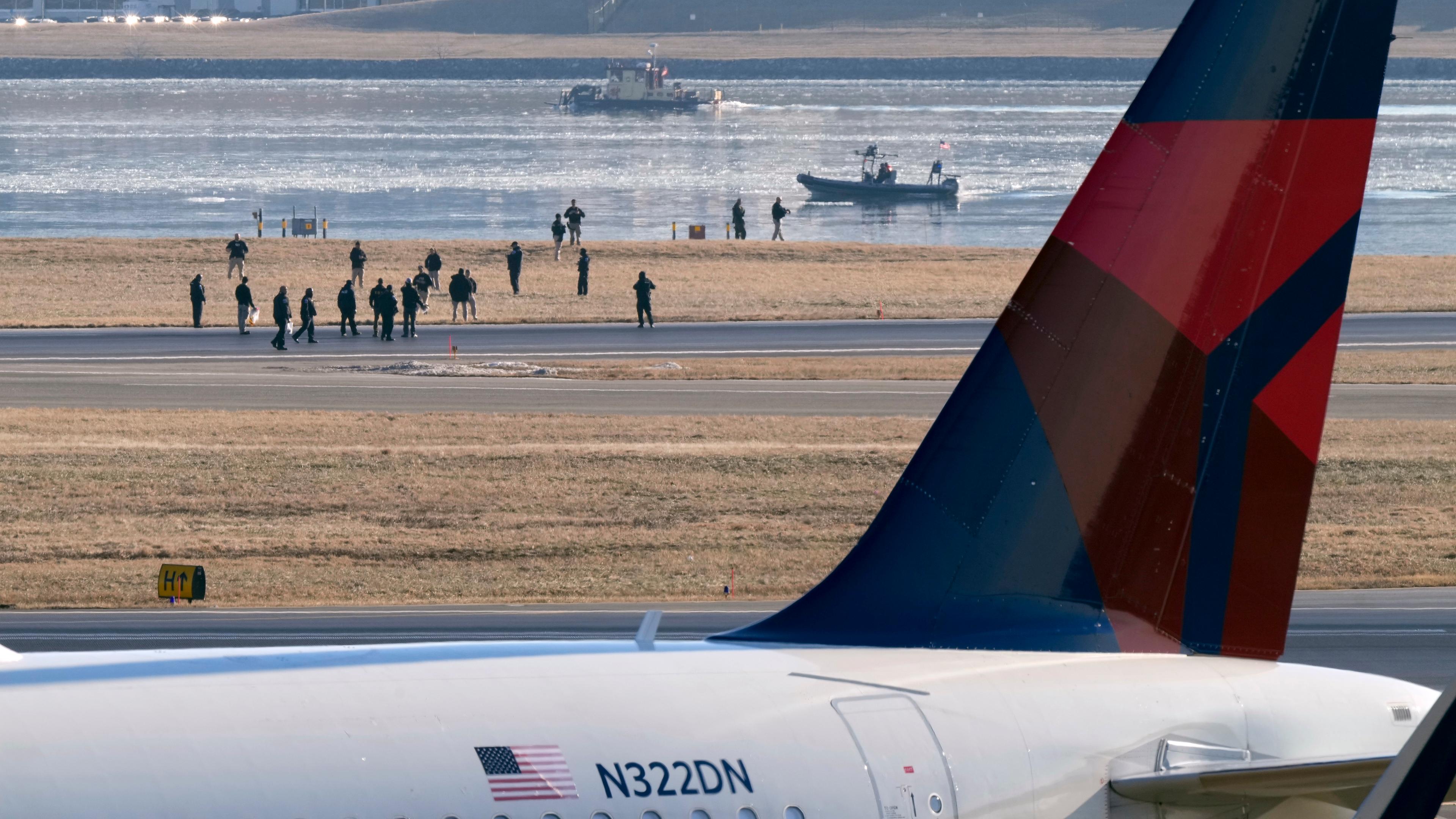 Such- und Rettungsmaßnahmen sind am frühen Donnerstagmorgen rund um ein Flugzeugwrack im Potomac River vom Ronald Reagan Washington National Airport aus zu sehen.