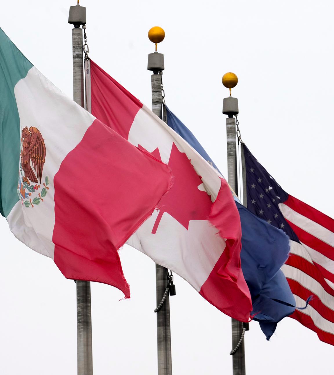 Die Flaggen von Mexiko, Kanada und den USA sind in der Nähe der Ambassador Bridge in Detroit, Michigan zu sehen