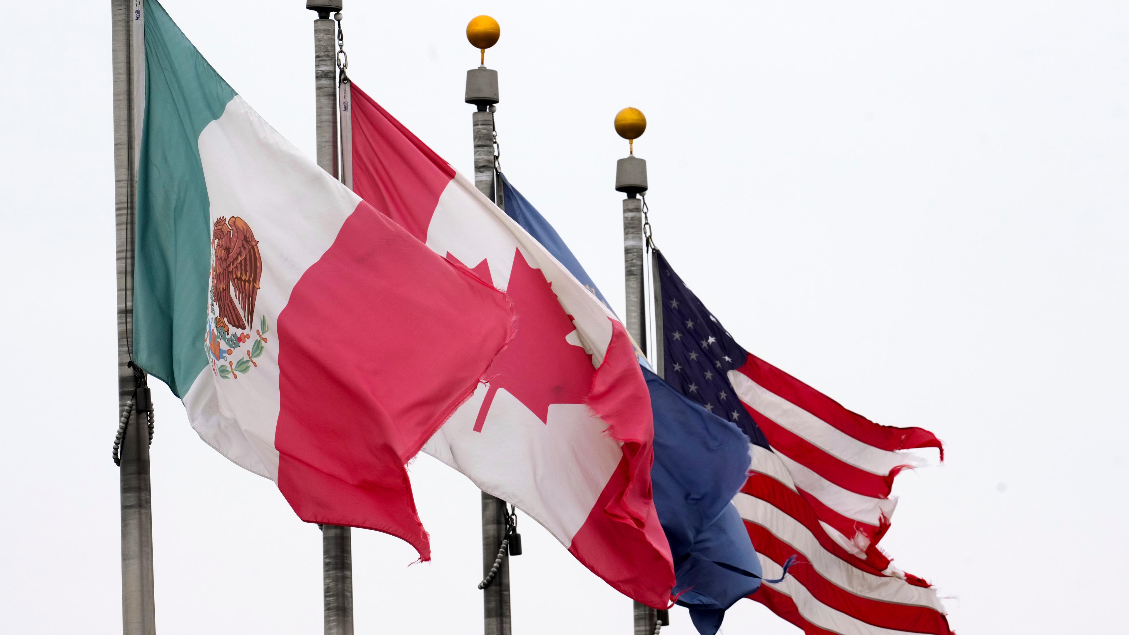 Die Flaggen von Mexiko, Kanada und den USA sind in der Nähe der Ambassador Bridge in Detroit, Michigan zu sehen