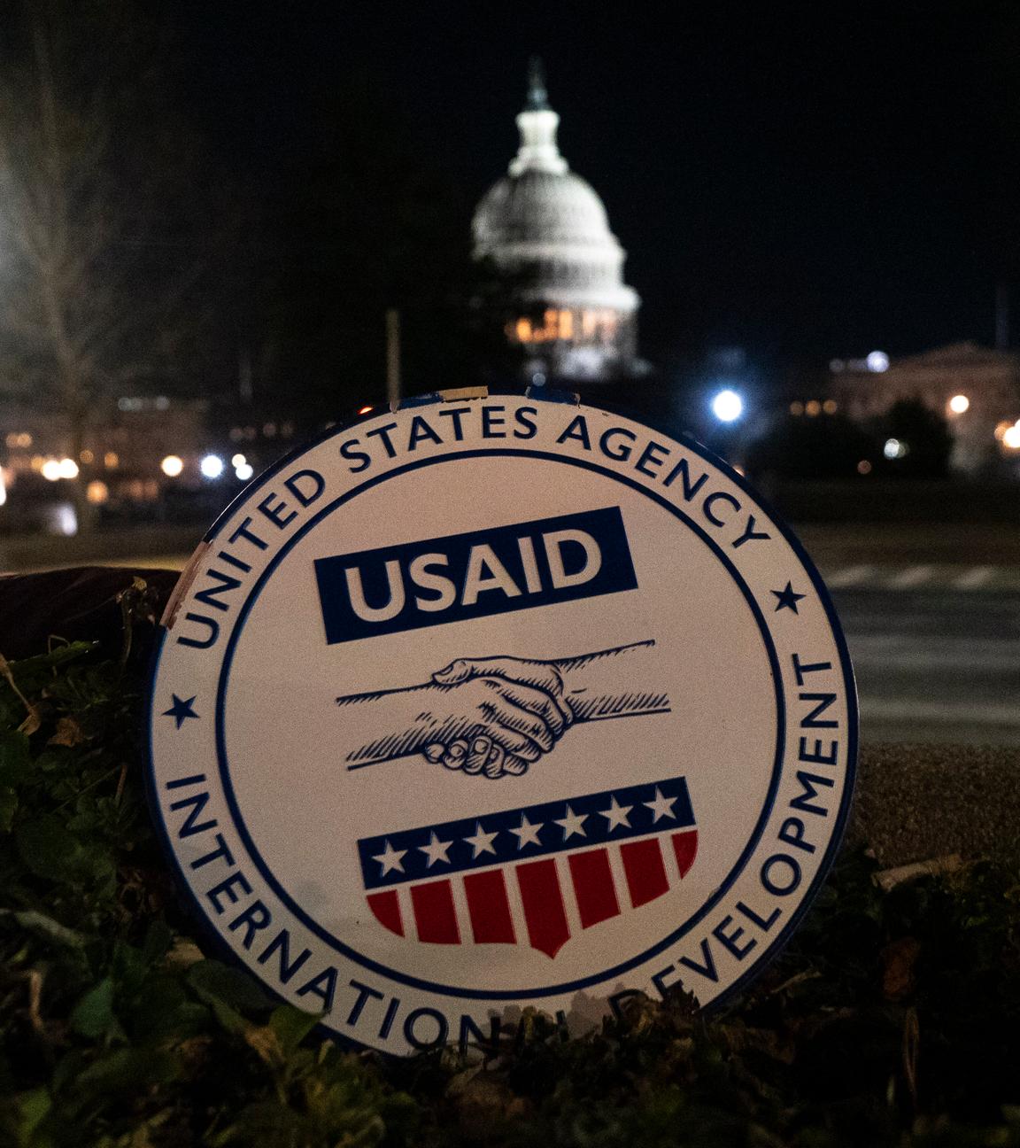 Siegel der Behörde während einer Kundgebung für die Freigabe bereits bewilligter USAID-Mittel