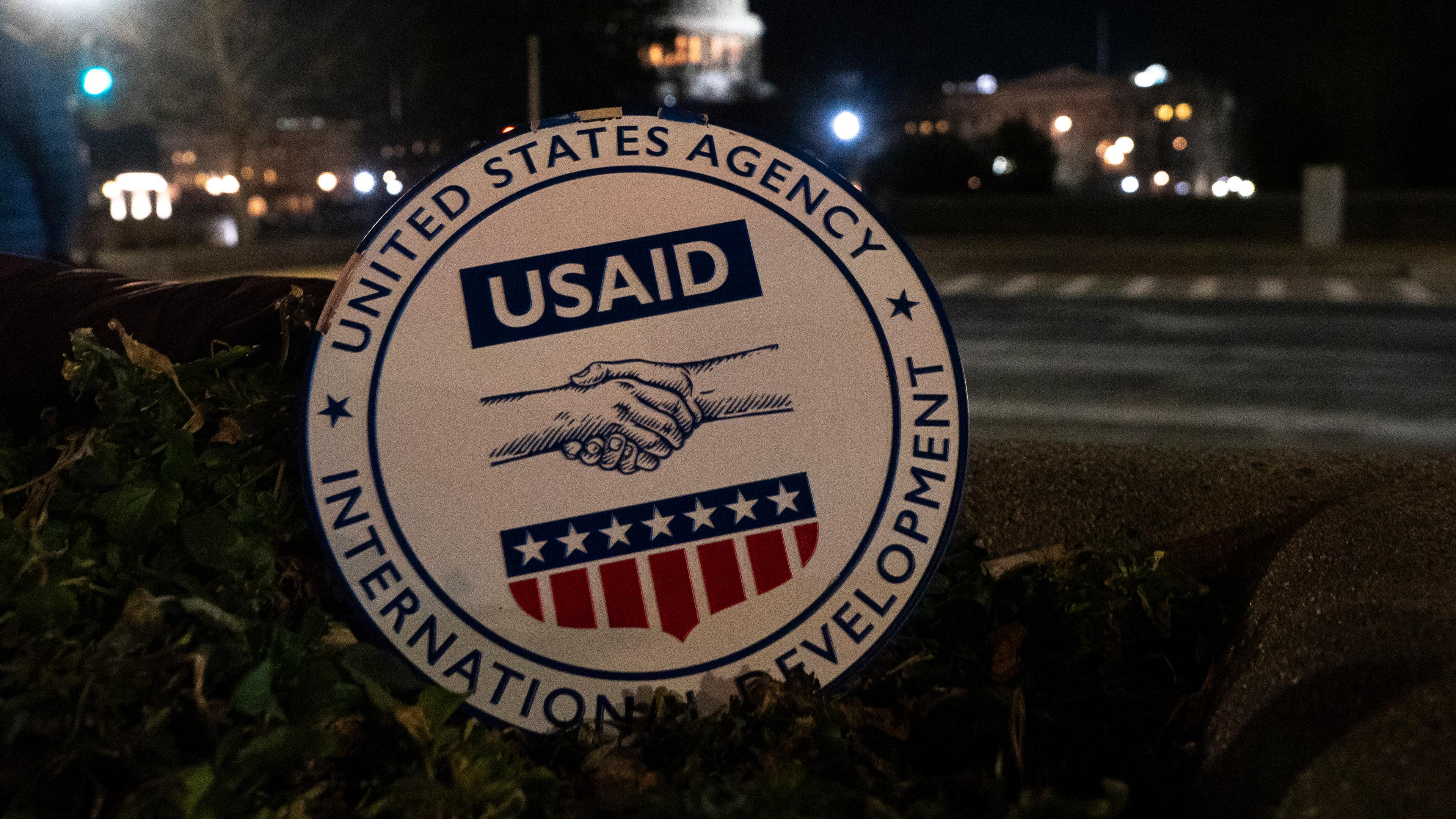 Siegel der Behörde während einer Kundgebung für die Freigabe bereits bewilligter USAID-Mittel