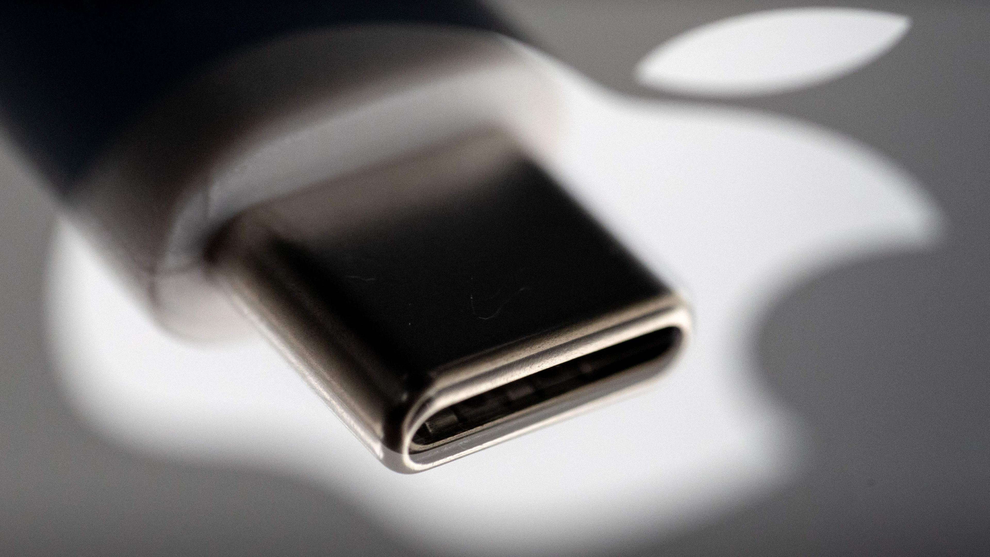 USB-C-Kabel vor einem Apple-Logo