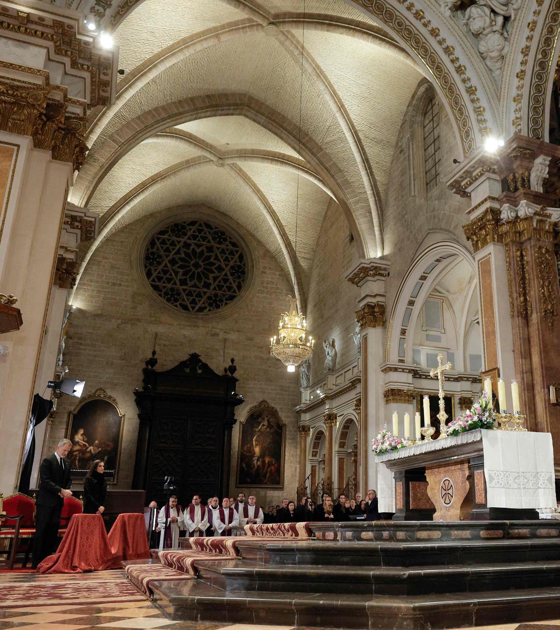 König Felipe VI. von Spanien (l.) und seine Frau Königin Letizia nehmen an einer Trauermesse teil, die am 9. Dezember 2024 in der Kathedrale von Valencia zum Gedenken an die Opfer der tödlichen Überschwemmungen stattfand, die die Region Ende Oktober verwüsteten