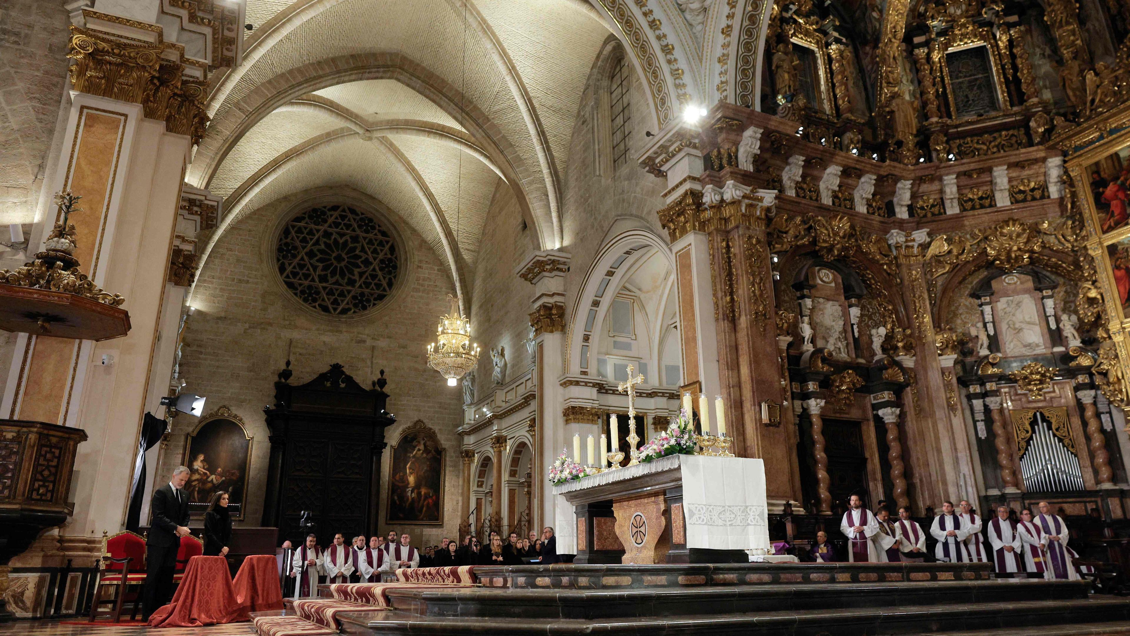 König Felipe VI. von Spanien (l.) und seine Frau Königin Letizia nehmen an einer Trauermesse teil, die am 9. Dezember 2024 in der Kathedrale von Valencia zum Gedenken an die Opfer der tödlichen Überschwemmungen stattfand, die die Region Ende Oktober verwüsteten