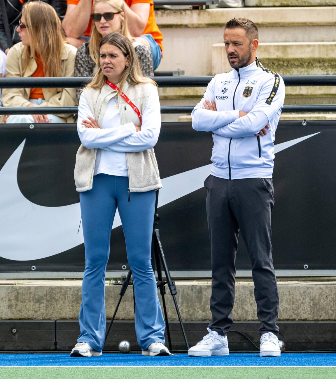 Bundestrainer Valentin Altenburg und Anna Schröder während des Spiels gegen die Niederlande.