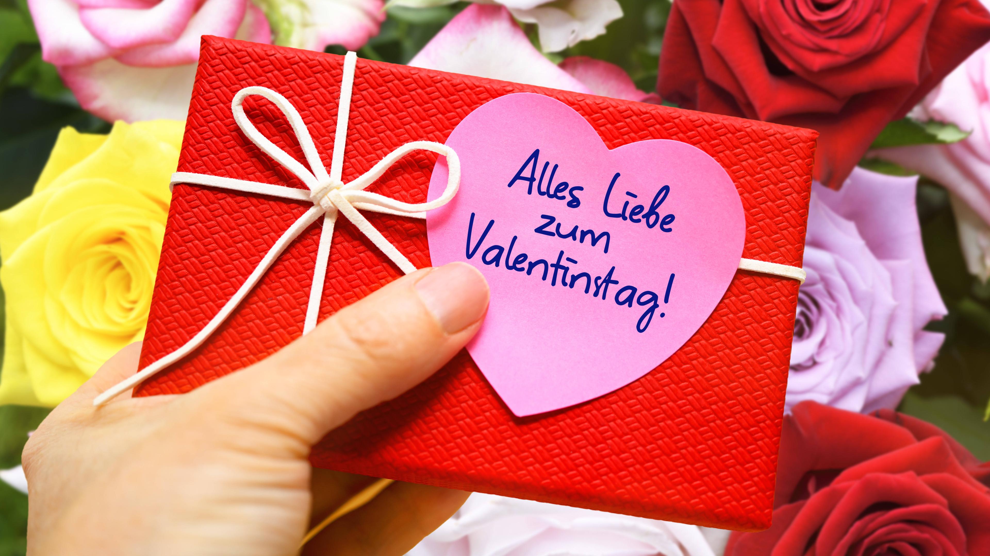 Ein rotes Geschenk mit einem Herzaufdruck und dem Titel "Alles Liebe zum Valentinstag"