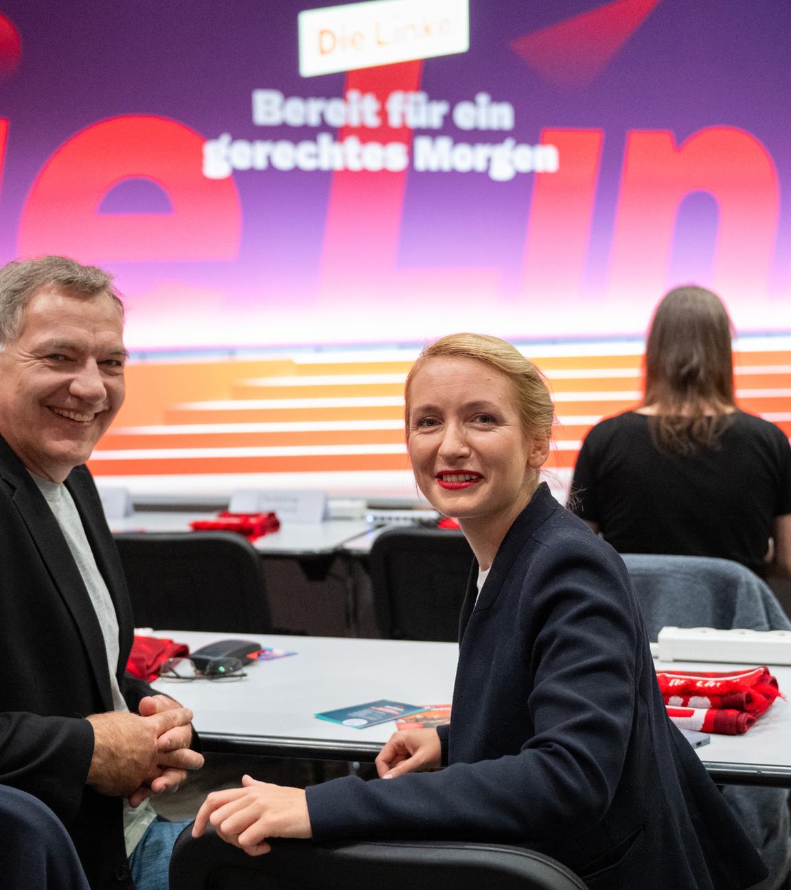  Die Publizistin Ines Schwerdtner und der frühere Bundestagsabgeordnete Jan van Aken nehmen am Bundesparteitag der Partei Die Linke in Halle/Saale teil.