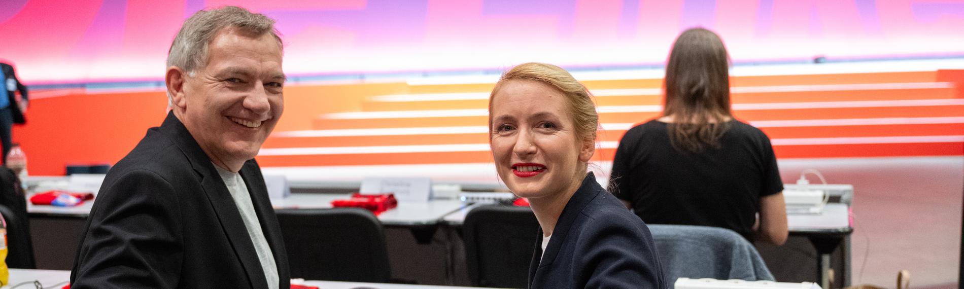  Die Publizistin Ines Schwerdtner und der frühere Bundestagsabgeordnete Jan van Aken nehmen am Bundesparteitag der Partei Die Linke in Halle/Saale teil.