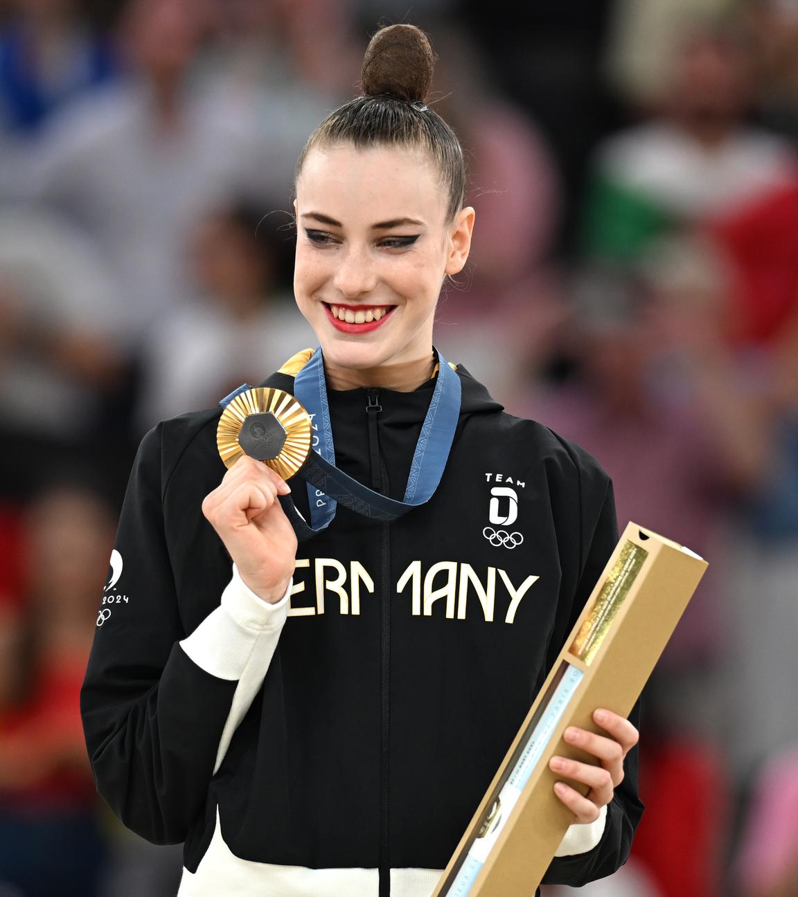 Darja Varfolomeev aus Deutschland zeigt bei der Siegerehrung ihre Goldmedaille