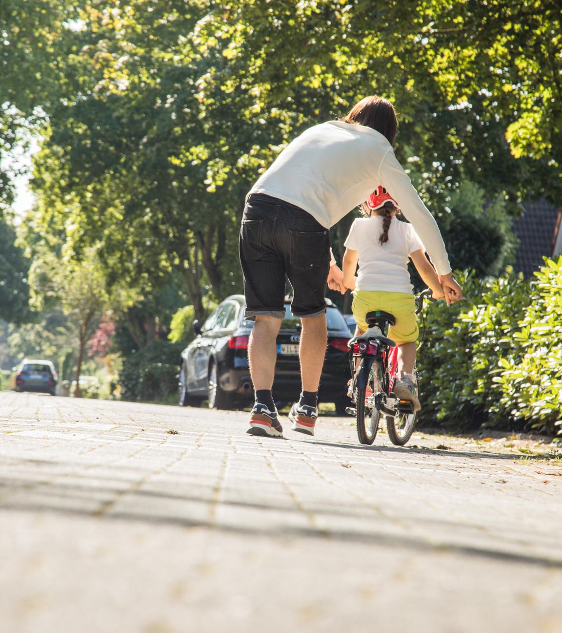 Vater und Tochter beim Fahrradfahren