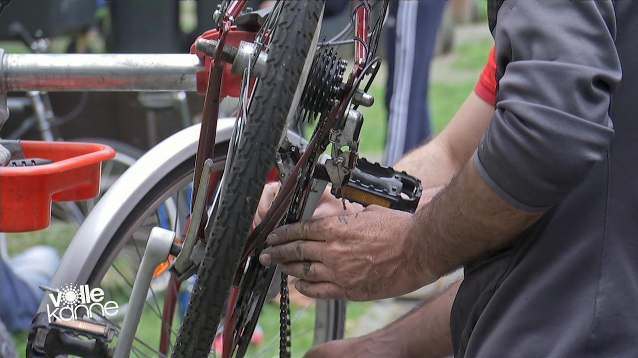 Beim Essen das Fahrrad reparieren lassen ZDFmediathek