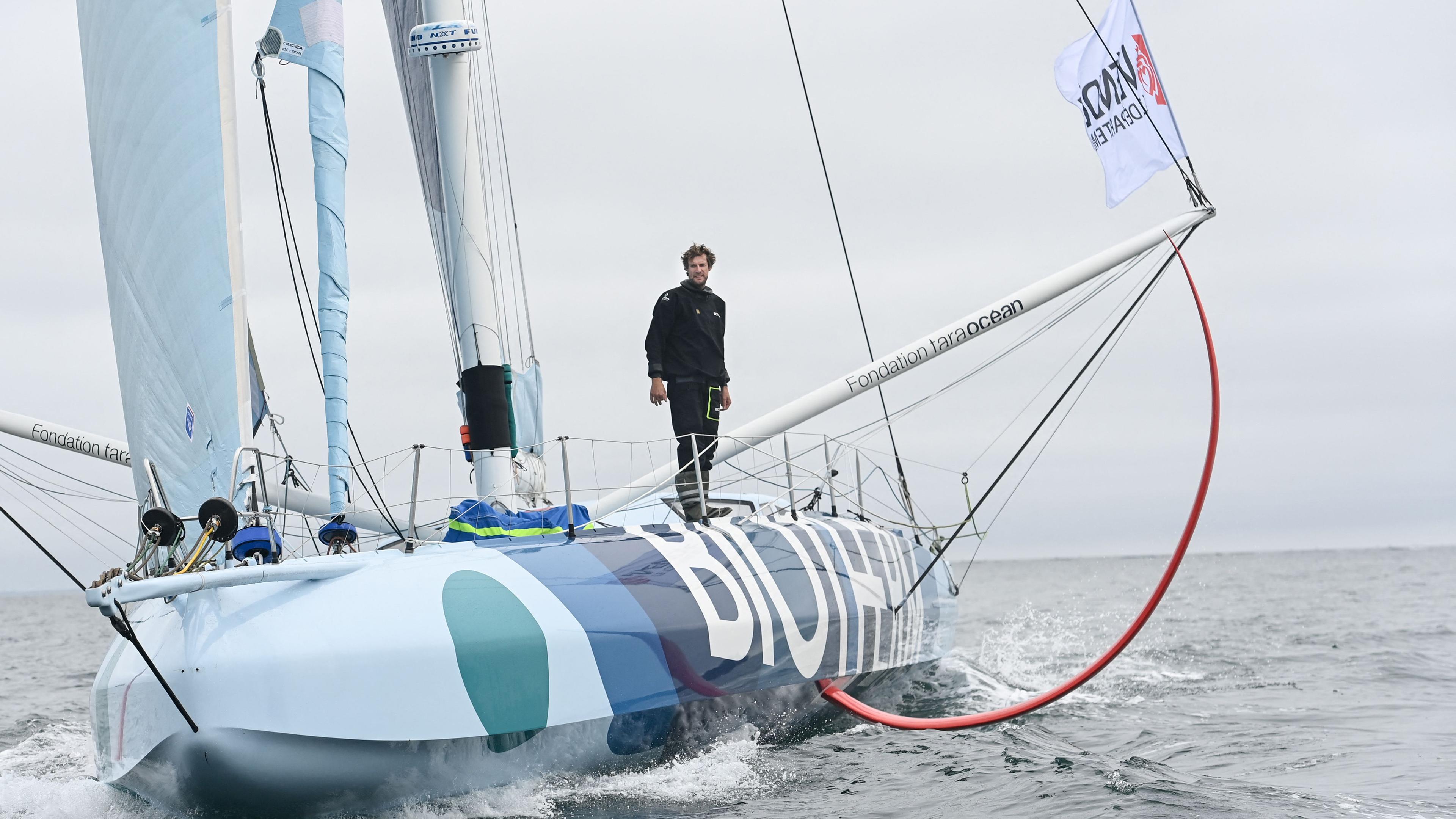 Der französische Skipper Paul Meilhhat segelt auf einem Schiff während eines Trainings für die Vendée Globe.