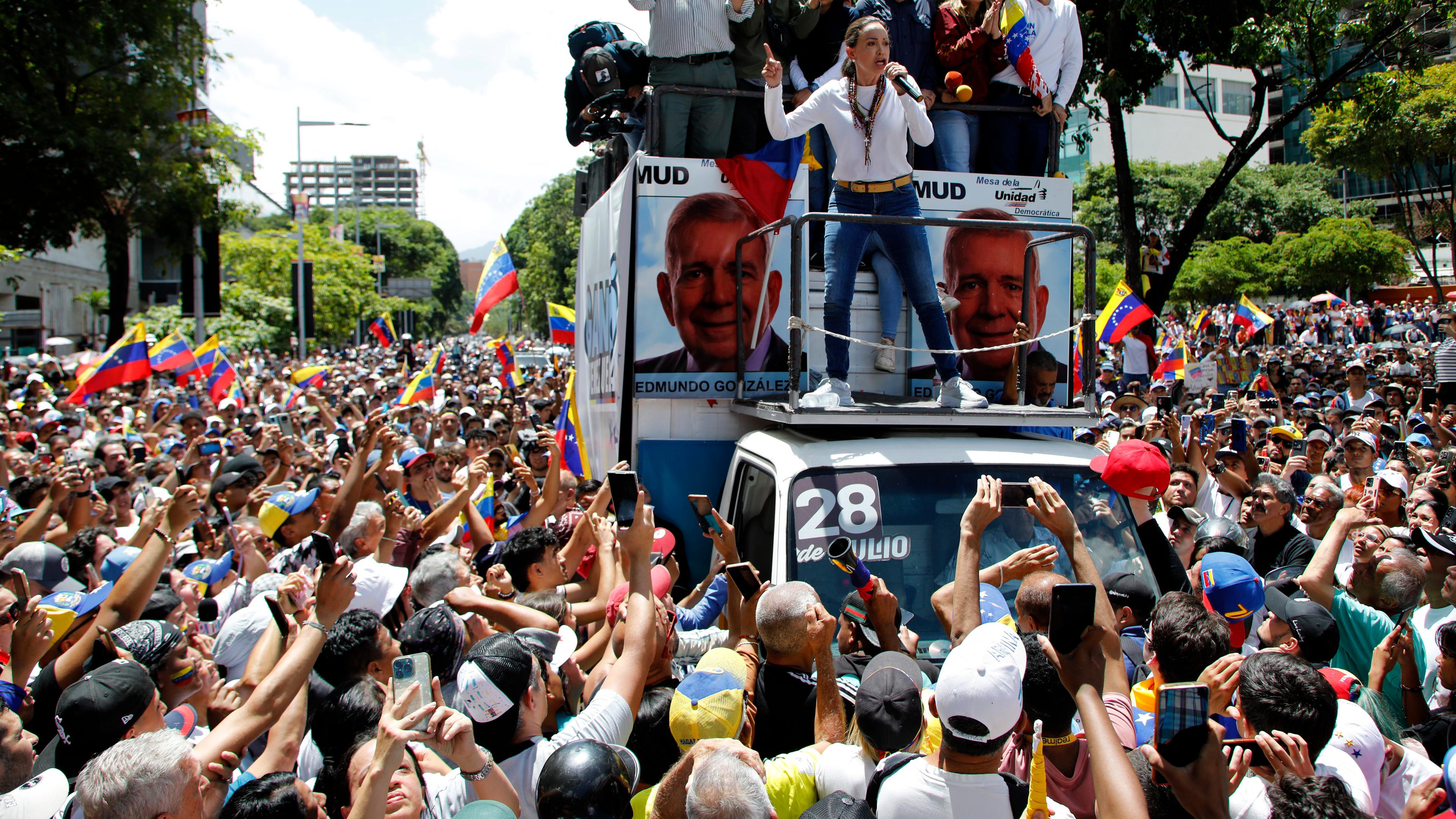 Oppositionsführerin Maria Corina Machado spricht während einer Kundgebung in Caracas, Venezuela am Samstag