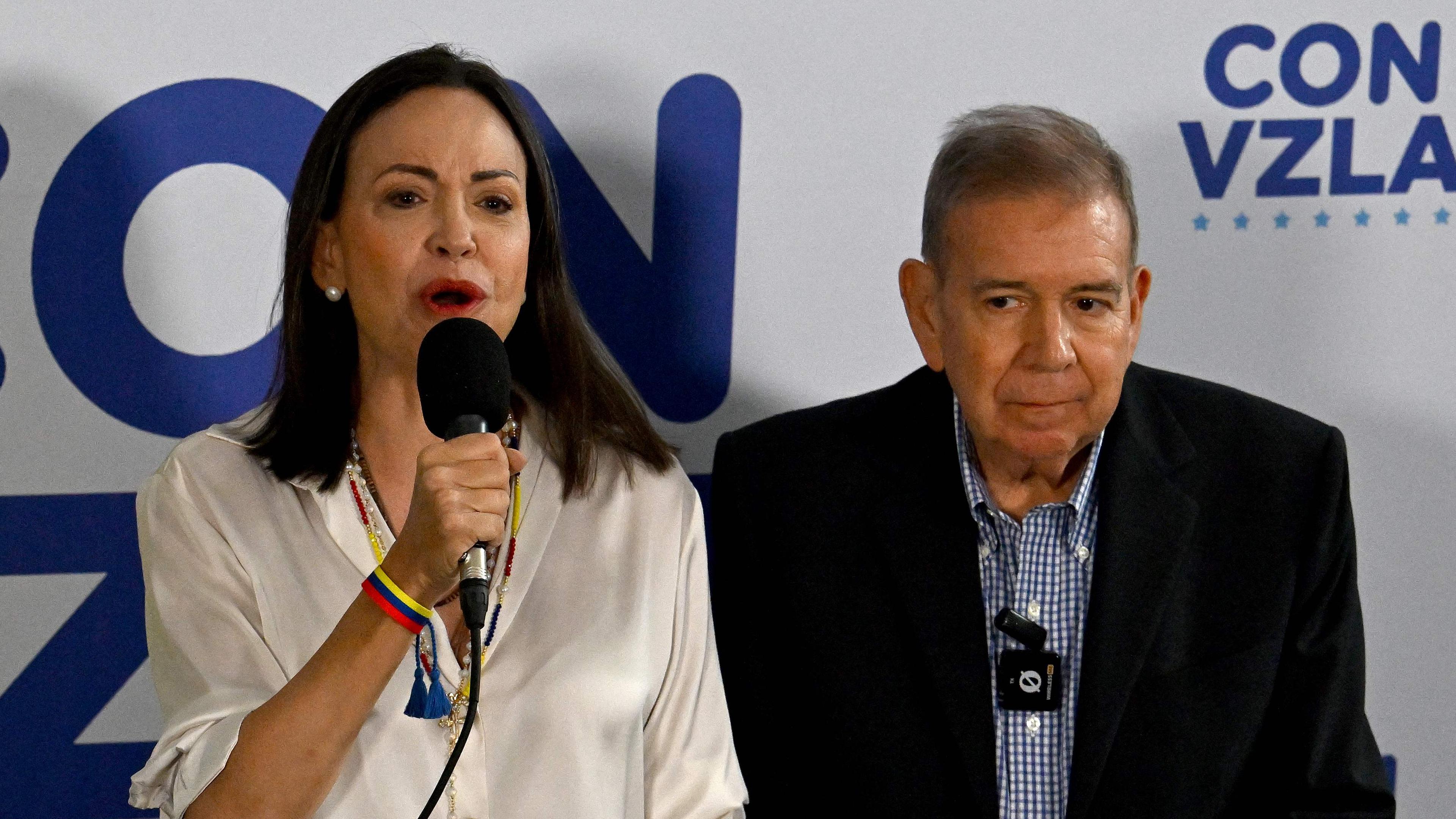 Die venezolanische Oppositionsführerin Maria Corina Machado spricht am 29. Juli 2024, einen Tag nach der venezolanischen Präsidentschaftswahl, in Caracas in Begleitung des oppositionellen Präsidentschaftskandidaten Edmundo Gonzalez Urrutia mit den Medien.