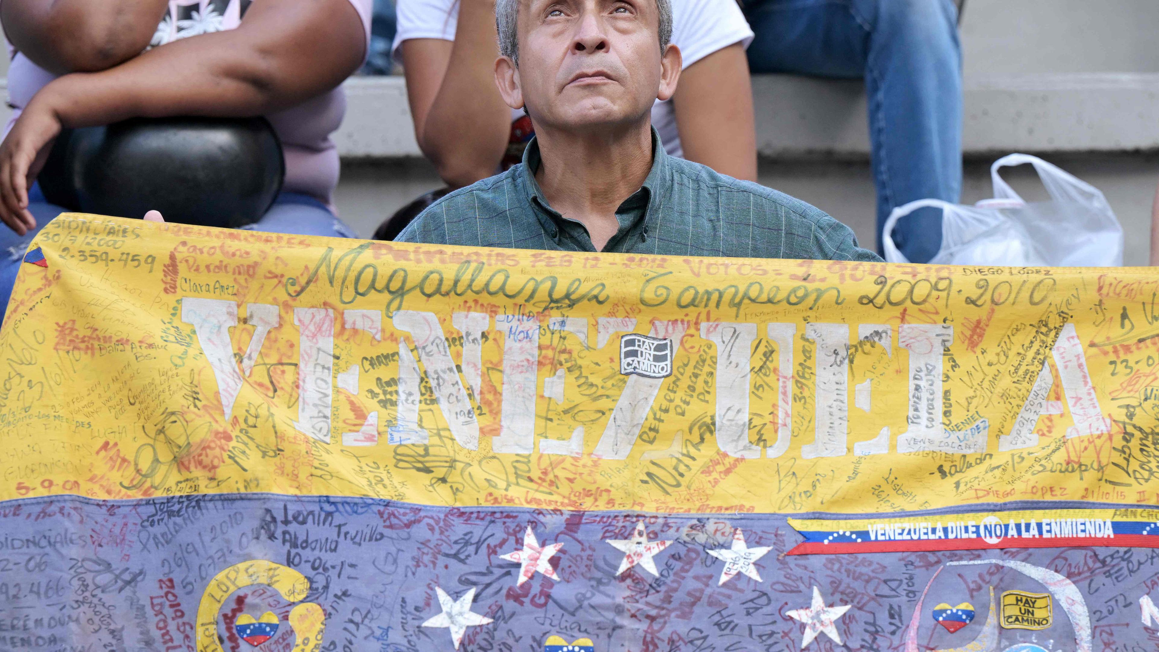 Ein Mann hält eine venezolanische Flagge während einer Mahnwache, die von der Opposition einberufen wurde und die Freiheit für politische Gefangene fordert, die während der Proteste nach der umstrittenen Wiederwahl des venezolanischen Präsidenten Nicolas Maduro in Caracas am 8. August 2024 festgenommen wurden. 