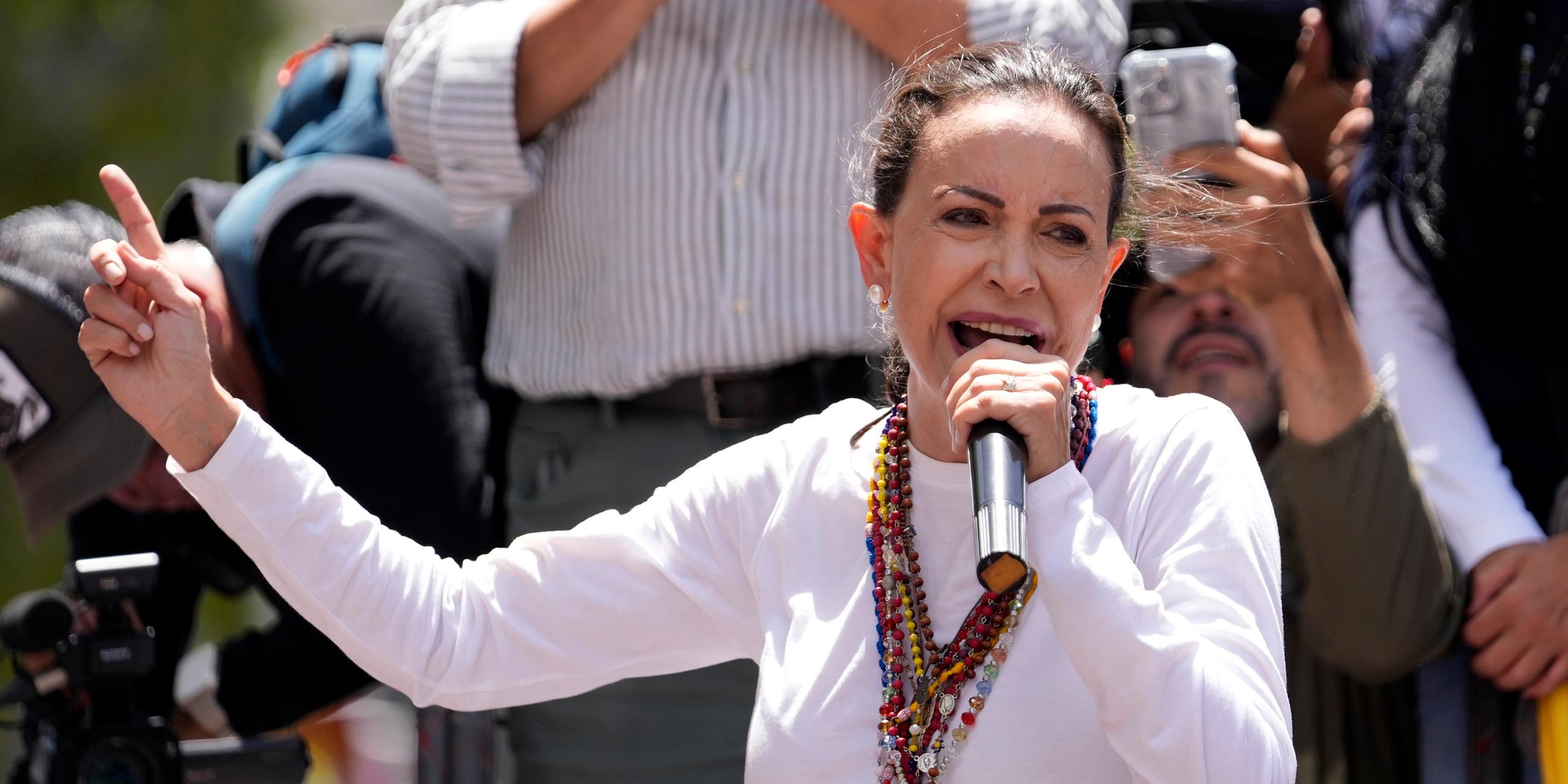 Venezuela, Caracas: Oppositionsführerin Maria Corina Machado spricht auf einer Kundgebung.