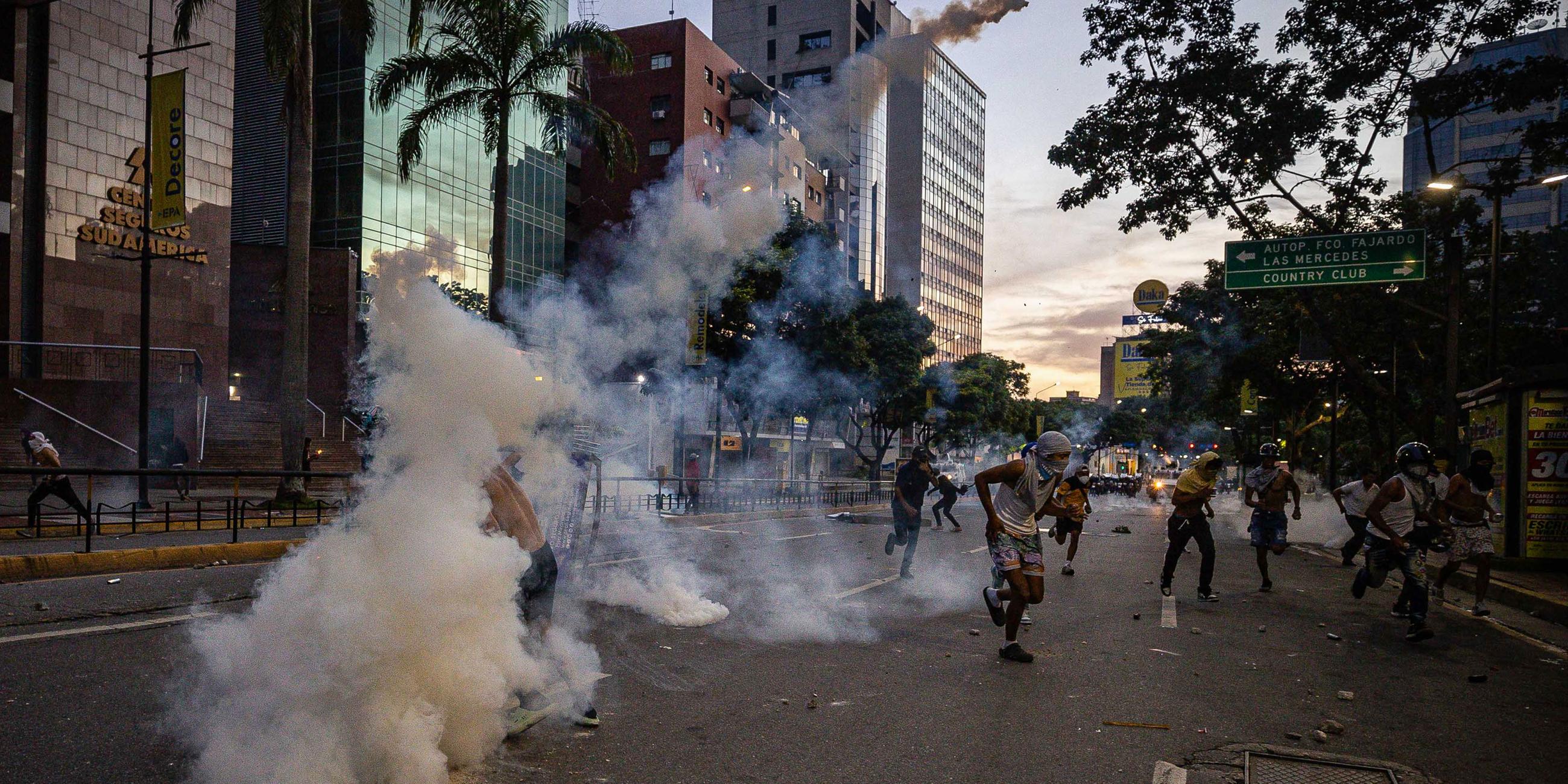 Zussamenstöße zwischen Demonstranten und der Nationalgarde in Venezuelas Hauptstadt Caracas