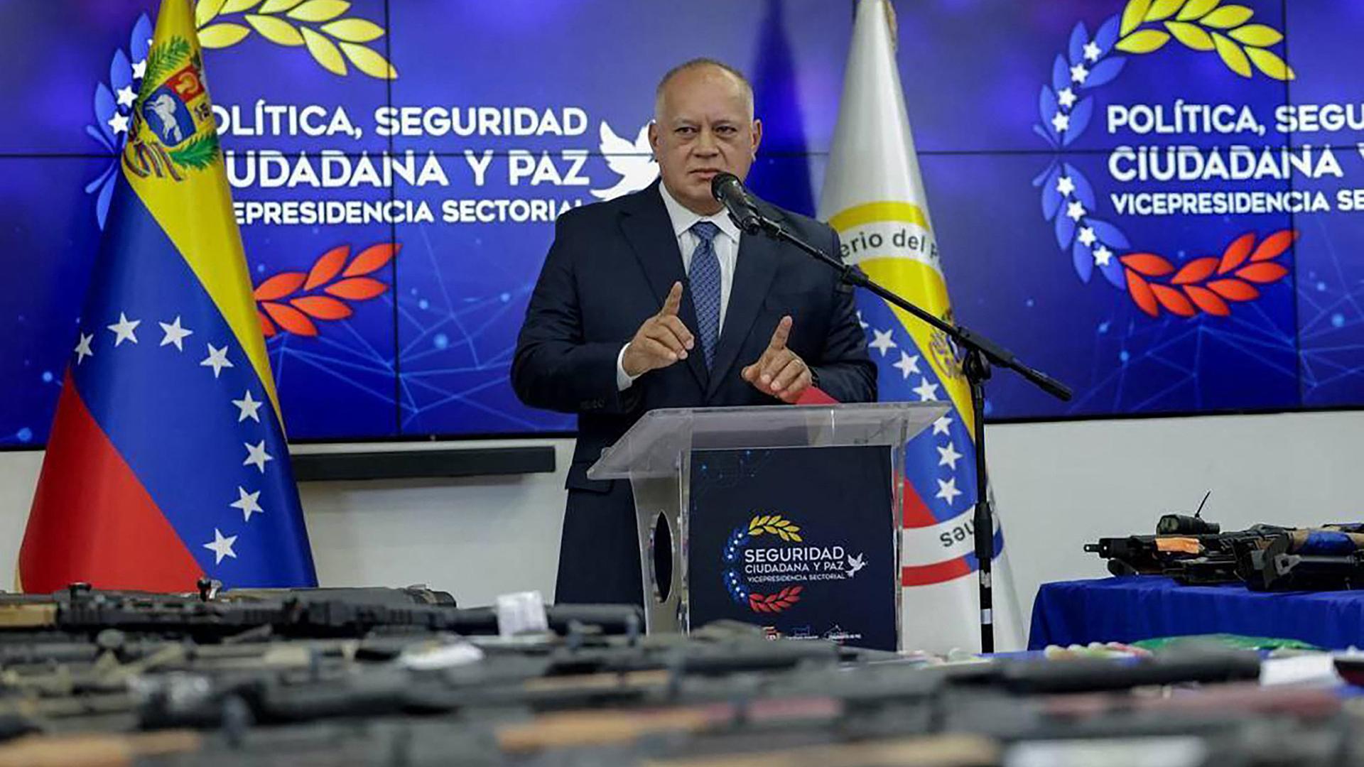 Diosdado Cabello, Innenminister von Venezuela, spricht bei einer Pressekonferenz in Caracas nach der Verhaftung von sechs Ausländern.