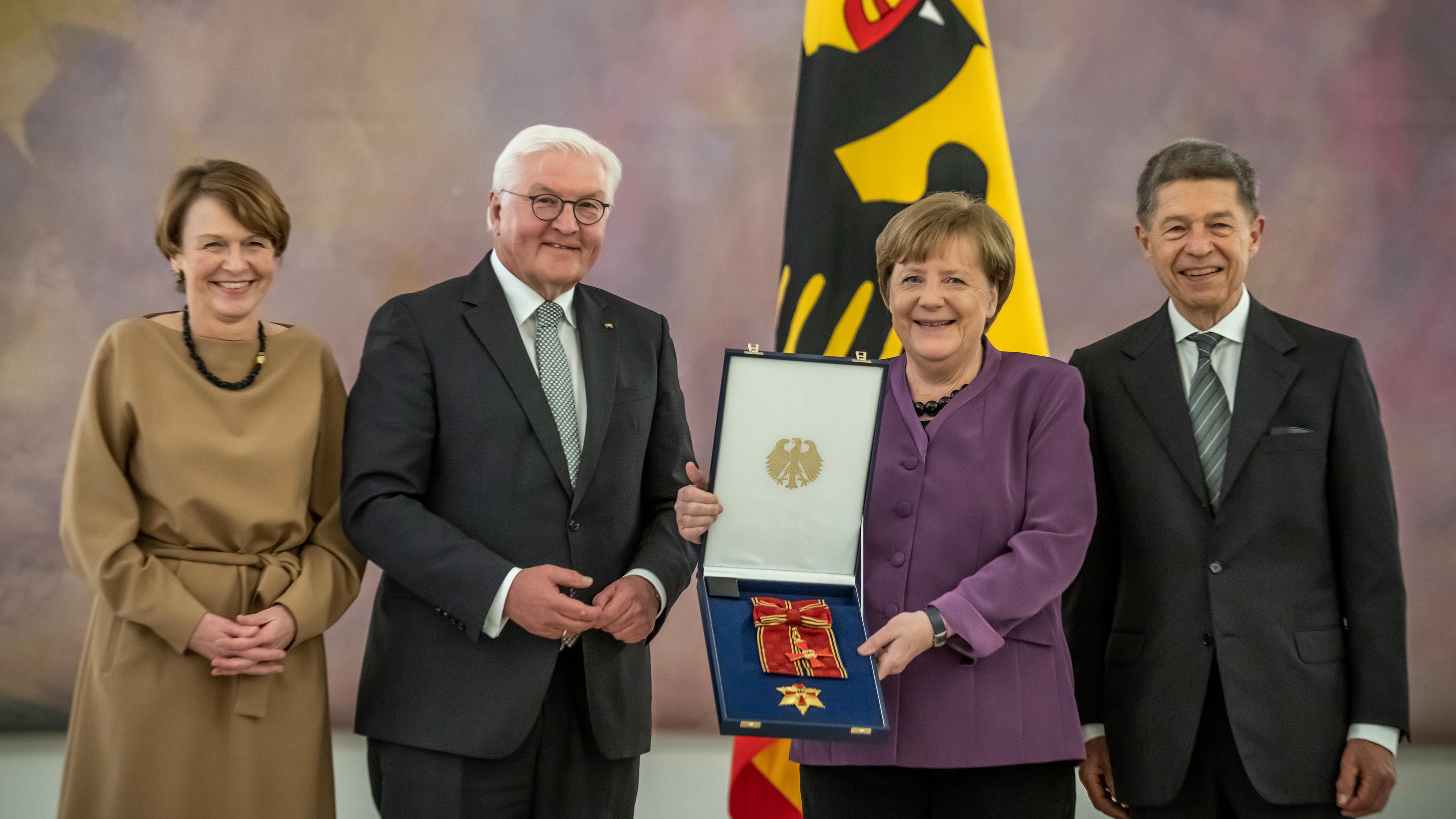 Berlin: Angela Merkel, (CDU), ehemalige Bundeskanzlerin, bekommt von Bundespräsident Frank-Walter Steinmeier das Großkreuz des Verdienstordens der Bundesrepublik Deutschland in besonderer Ausführung im Schloss Bellevue verliehen, daneben stehen Elke Büdenbender (l) und Joachim Sauer.