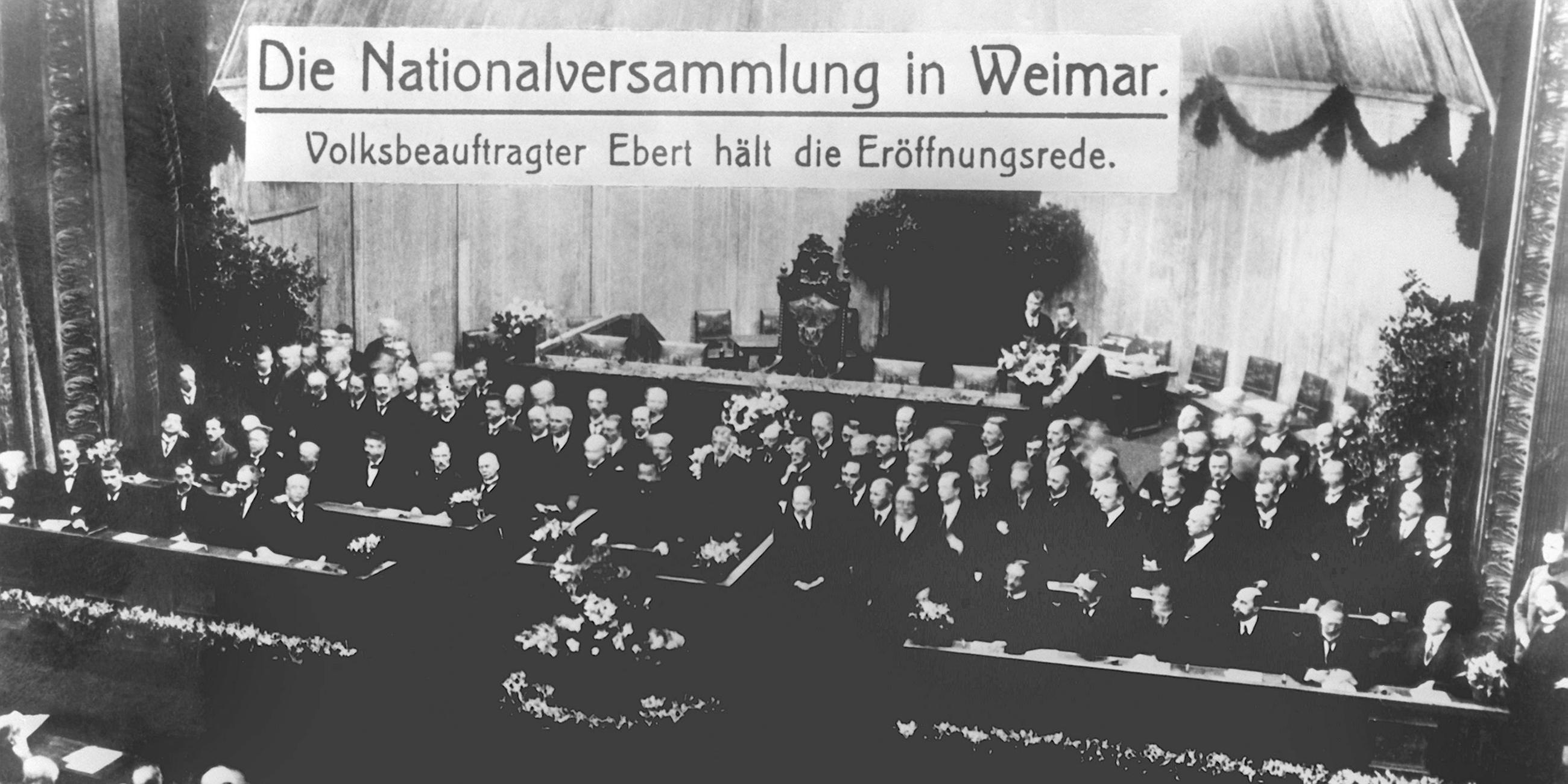 Am 6. Februar 1919 tritt die verfassungsgebende Deutsche Nationalversammlung in Weimar erstmalig zusammen, die Eröffnungsrede hält der Volksbeauftragte Friedrich Ebert.