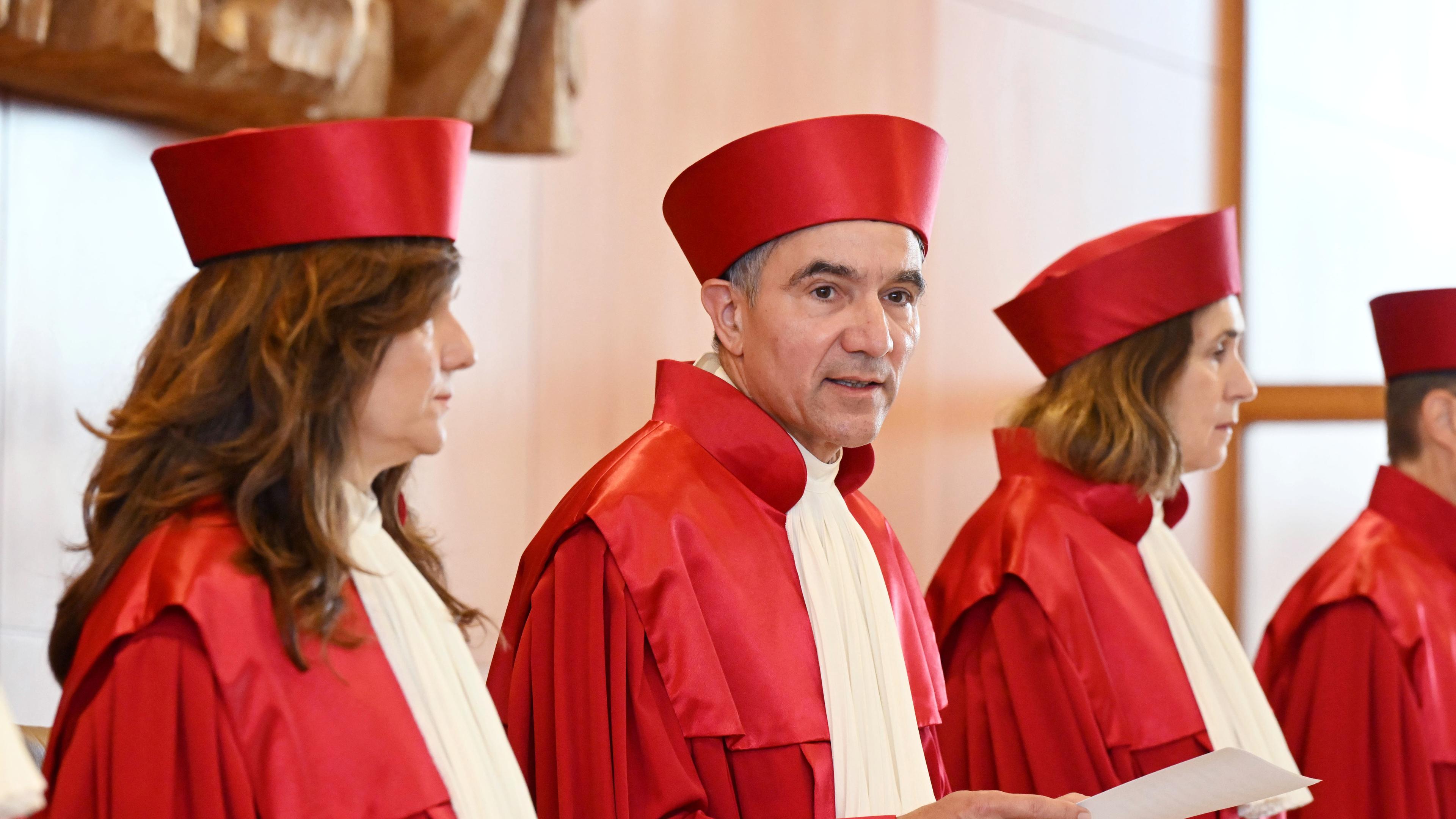 Der Erste Senat des Bundesverfassungsgerichts, (l-r) Ines Härtel, Stephan Harbarth (Vorsitzender des Senats und Präsident des Gerichts, Yvonne Ott, verkündet das Urteil zum «Bundeskriminalamtgesetz - Datenplattformen».