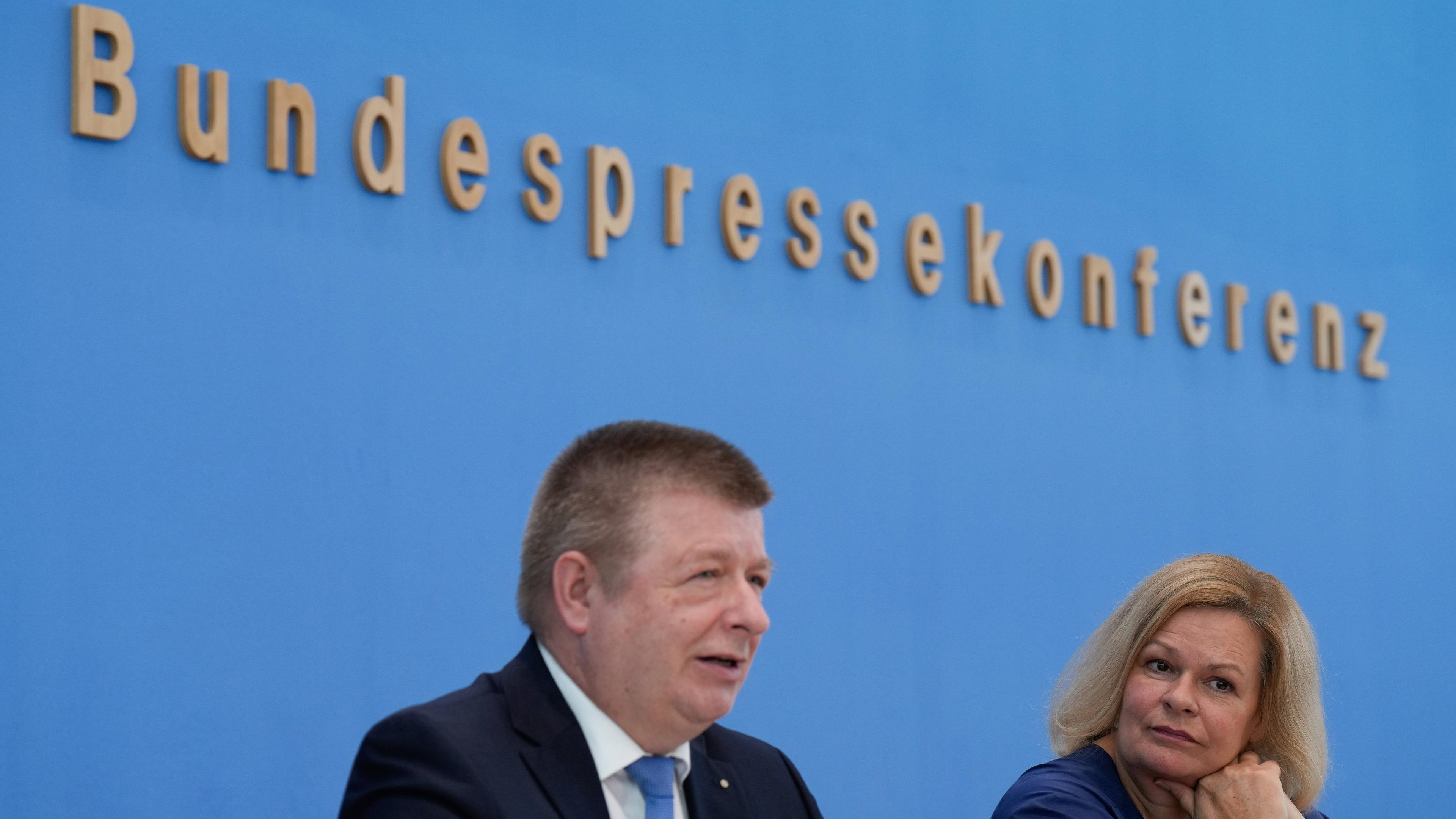 Innenministerin Nancy Faeser (rechts) und Thomas Haldenwang, Präsident des Bundesamtes für Verfassungsschutz stellen den Bericht für das Jahr 2023 vor.
